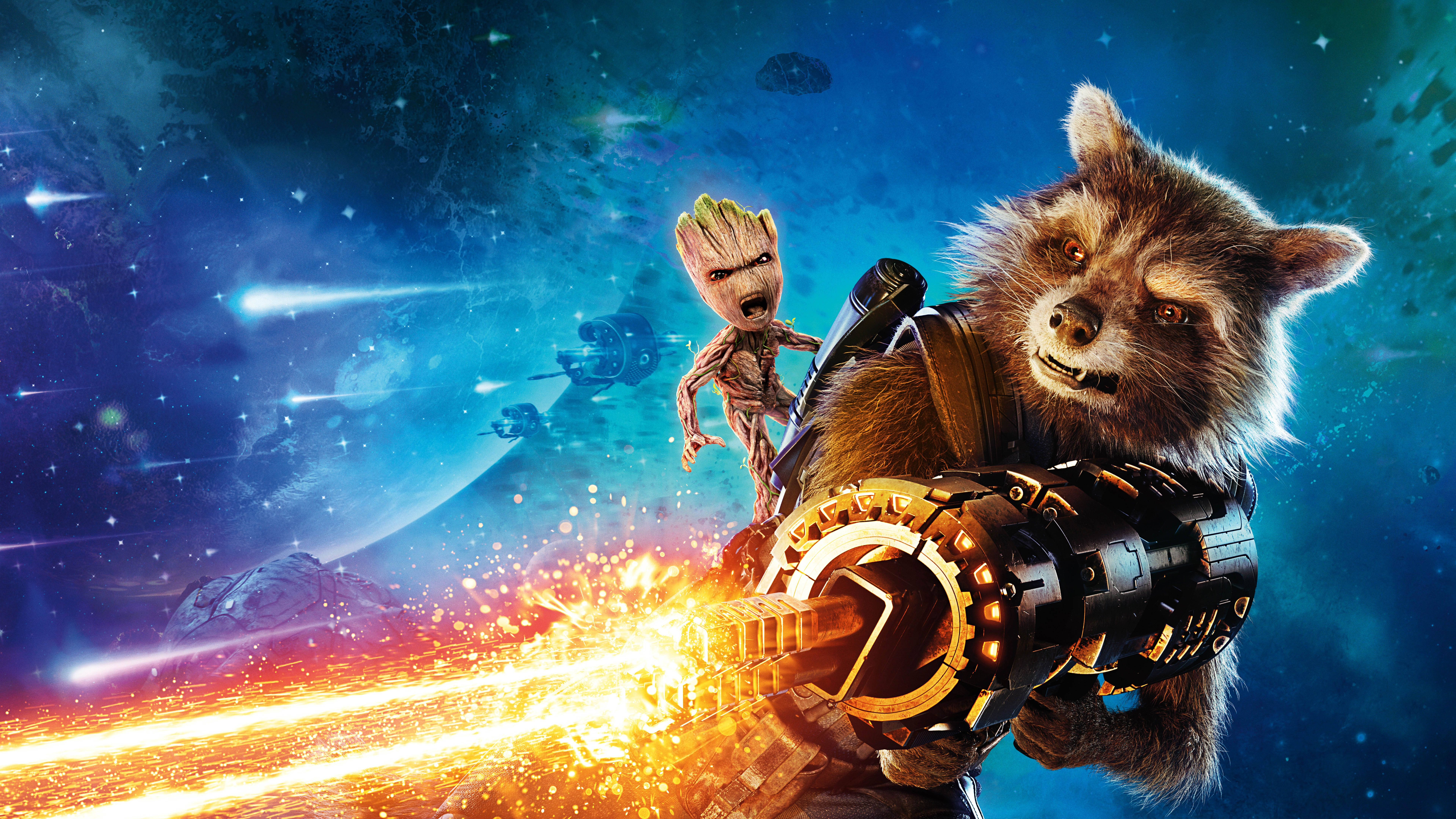 4K Guardians Of The Galaxy 桌布 壁紙 — 火箭浣熊發射發光武器，格魯特在他身後緊抓，背景是星空宇宙。