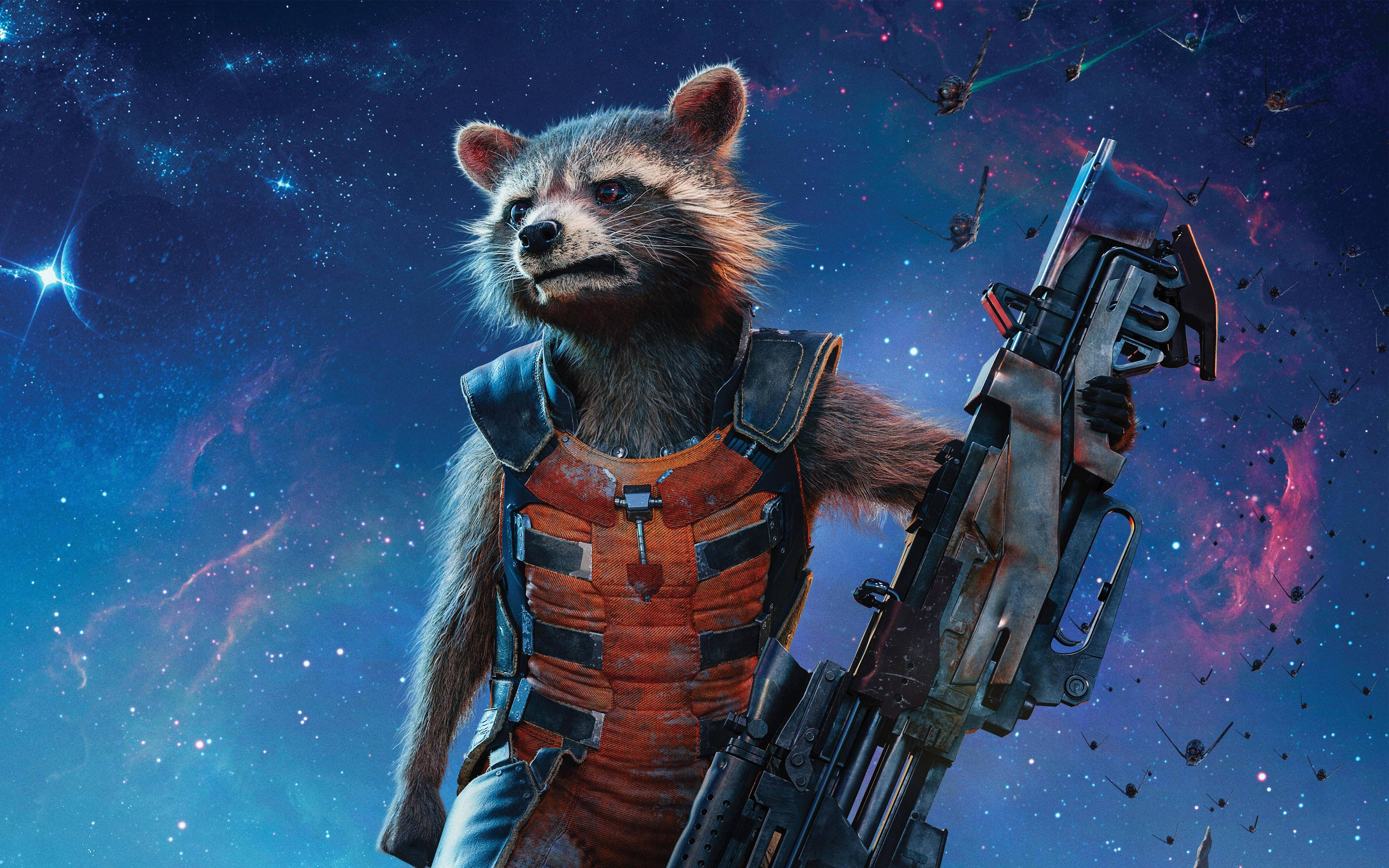 4K Guardians Of The Galaxy 桌布 壁紙 — 火箭浣熊英雄式地站在星雲中，手持大型武器，太空船在他周圍飛翔。