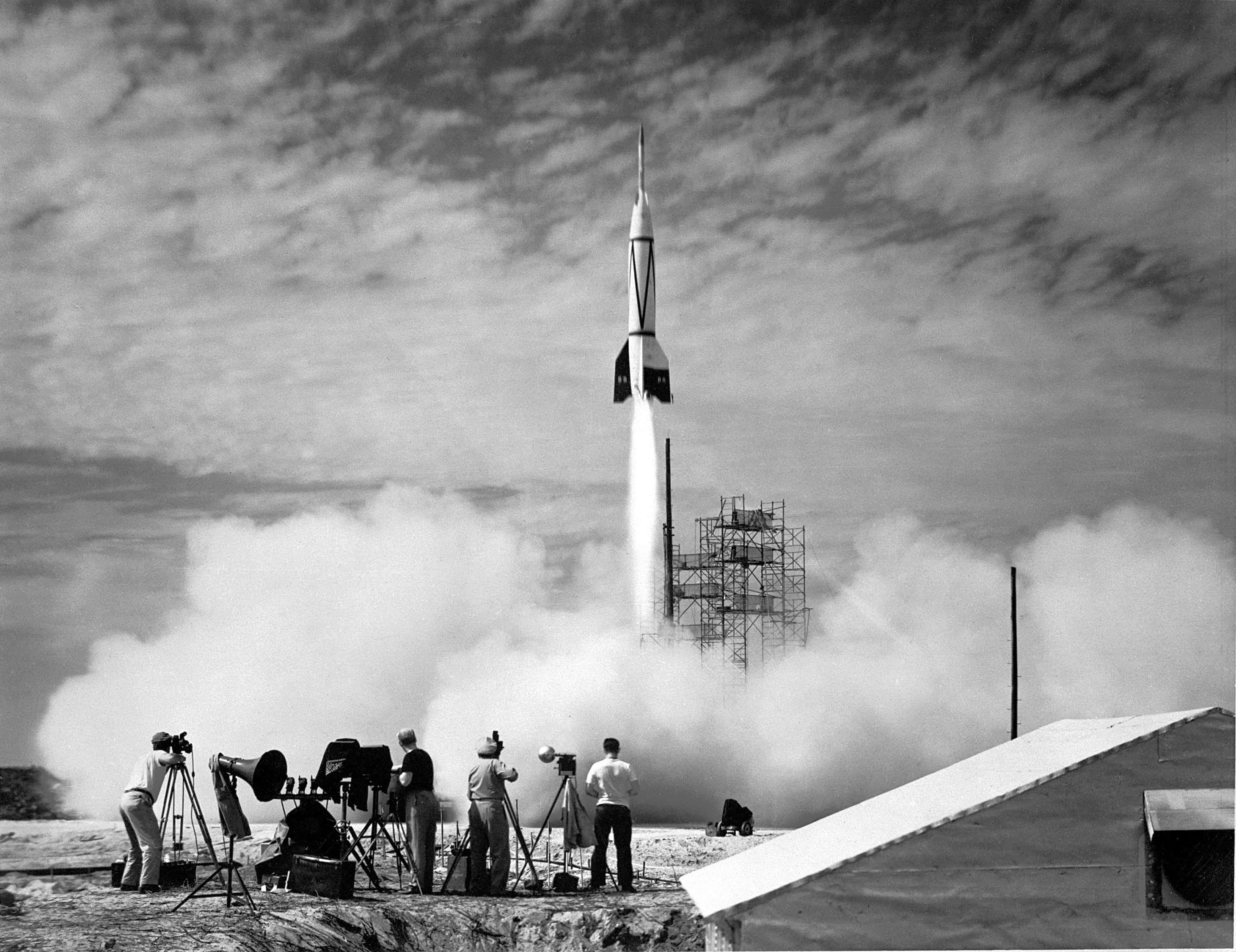 NASA 動態圖片 桌布 壁紙 — 火箭發射到多雲的天空，攝影師在下方滾滾濃煙中捕捉這一事件。