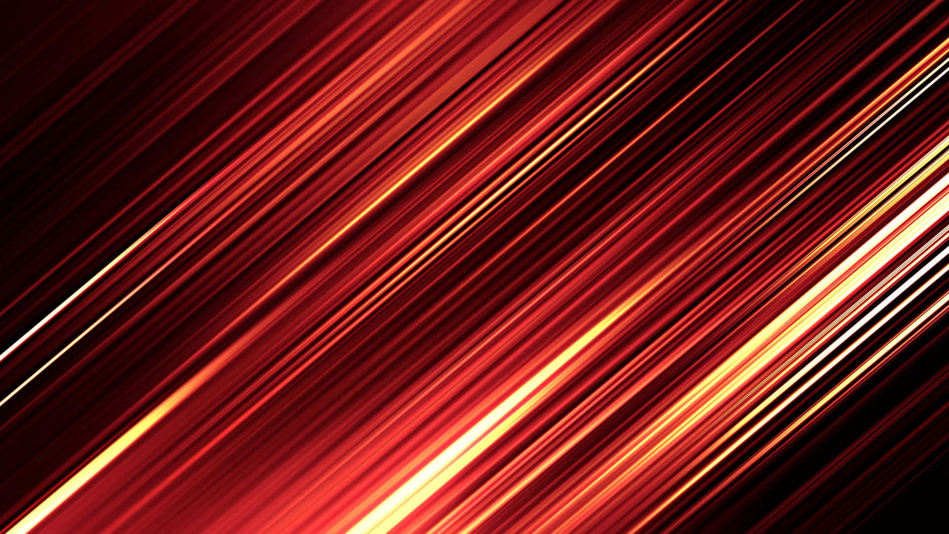 Red Metallic 桌布 壁紙 — 火紅與金色光芒的鮮明對角線條在深色背景上放射，營造出動態的抽象運動效果。