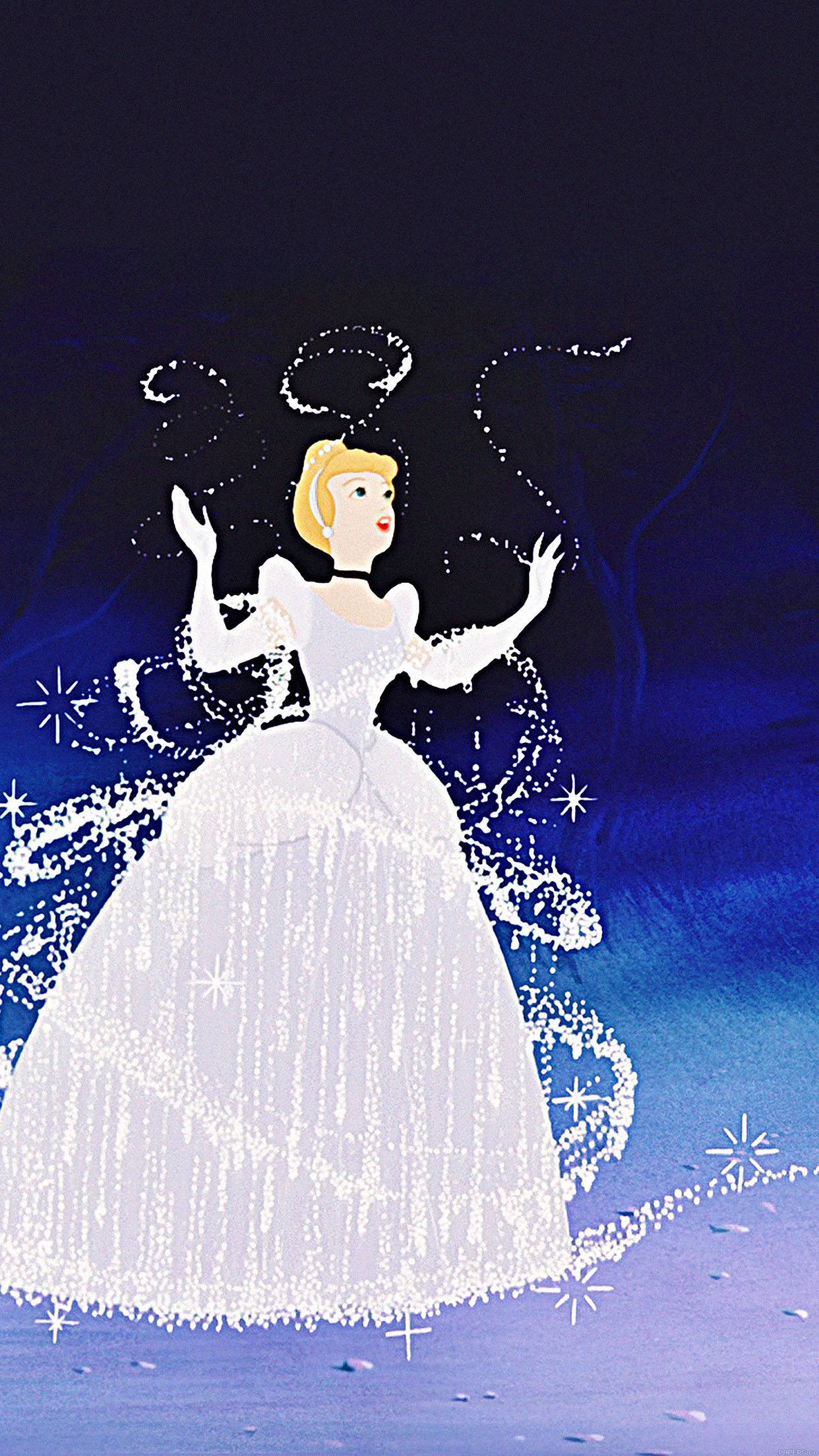Disney Channel 桌布 壁紙 — 灰姑娘穿著閃閃發光的白色禮服，在繁星點點的夜空下跳舞，魔法火花在她周圍旋轉。