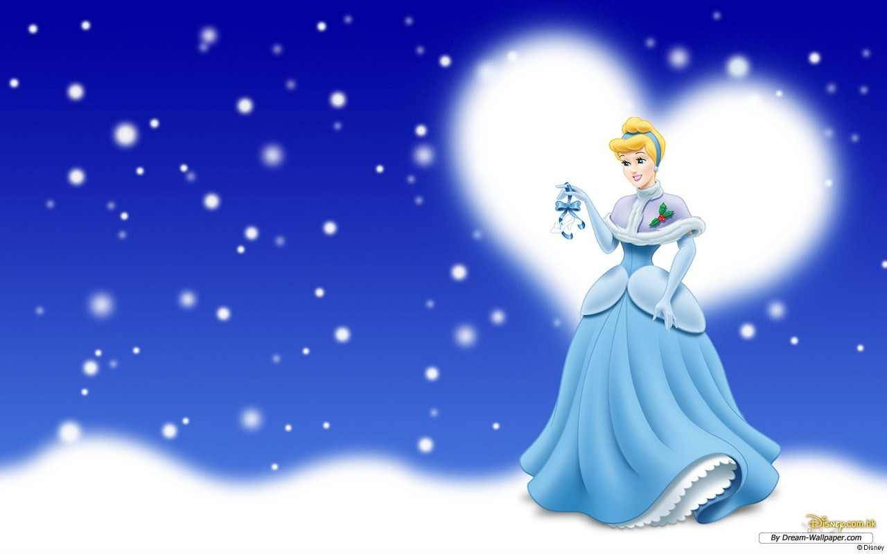 灰姑娘 桌布 壁紙 — 灰姑娘身穿淺藍色長裙，優雅地站在雪夜天空下，身後有一輪發光的愛心形月亮。