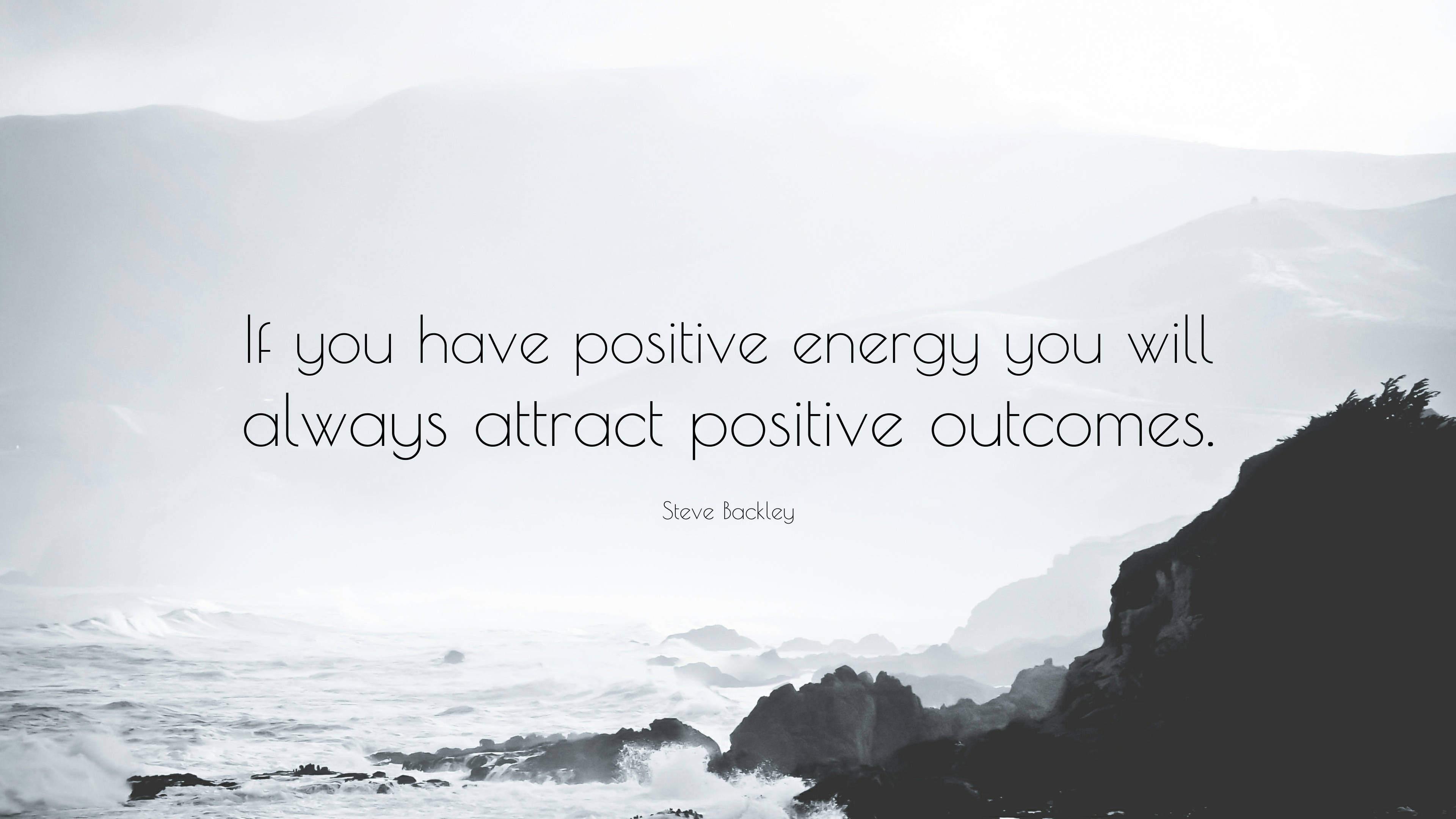 Positive Quotes 桌布 壁紙 — 灰濛濛的天空下，霧氣籠罩的海岸懸崖與拍岸的浪花相遇，並疊加了一句勵志名言。