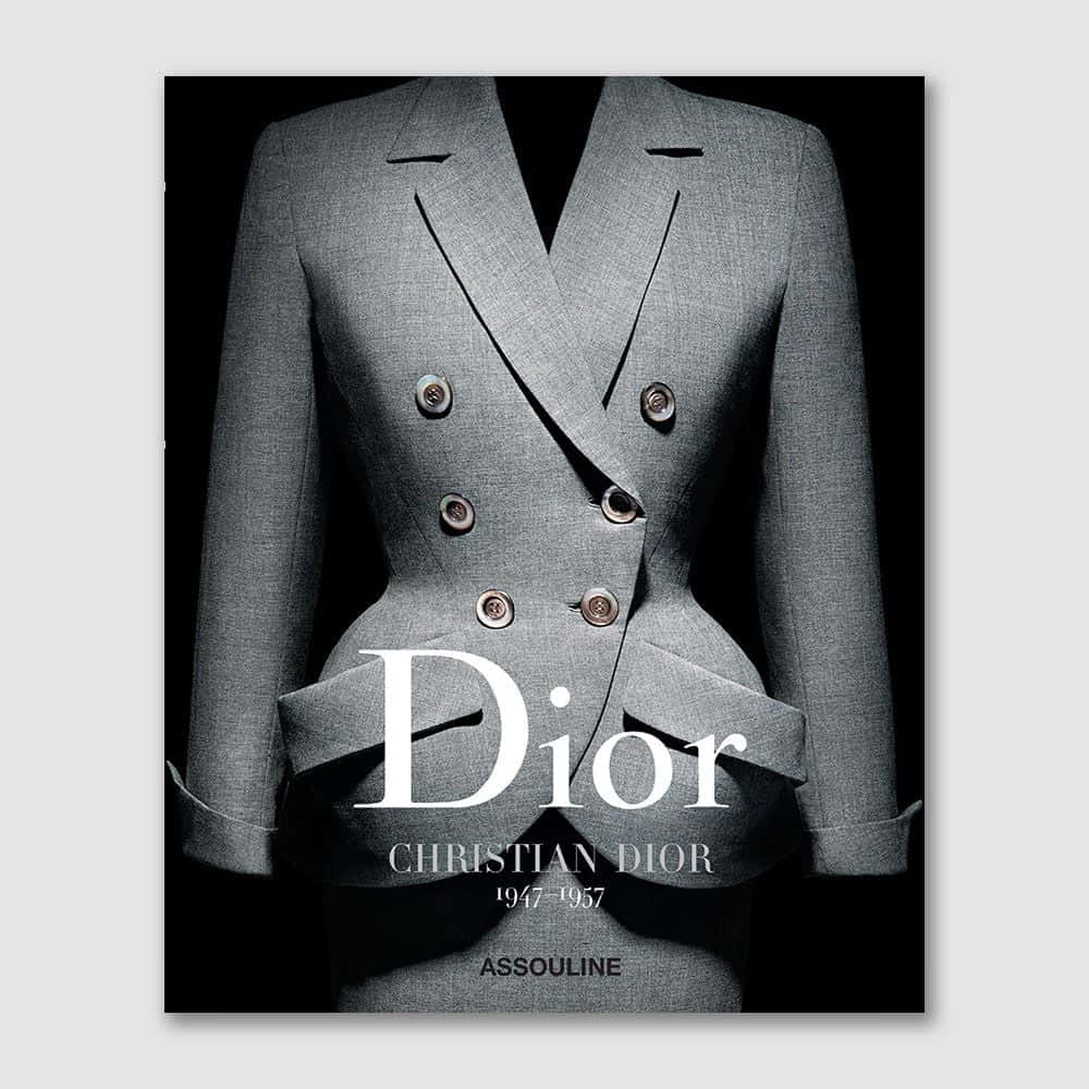 Dior 動態 桌布 壁紙 — 灰色Dior雙排扣西裝在黑色背景上的戲劇性特寫，搭配粗體白色字體。