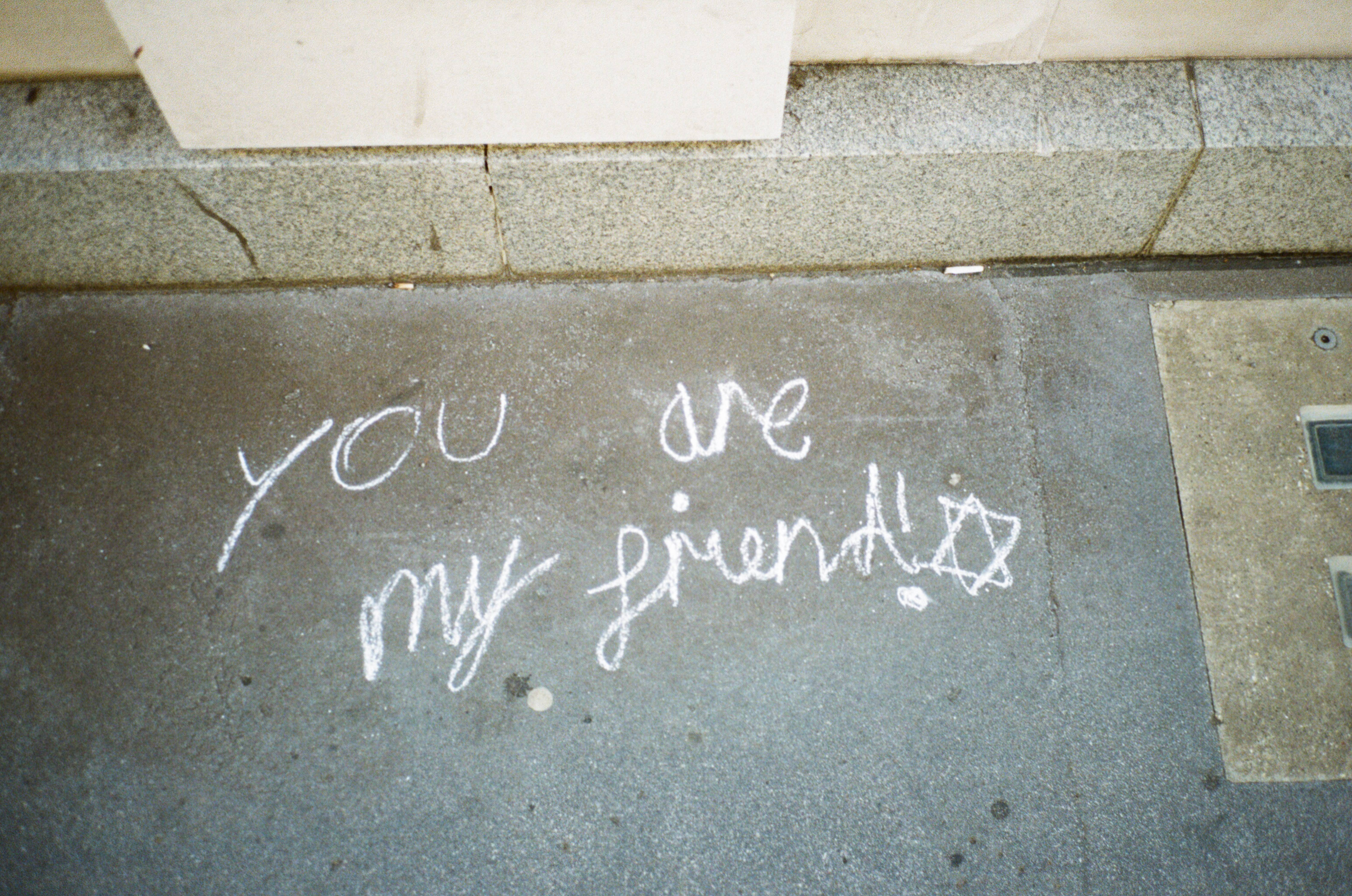 Friendship 桌布 壁紙 — 灰色人行道上用白色粉筆手寫的訊息寫著你是我的朋友，附有星星符號。