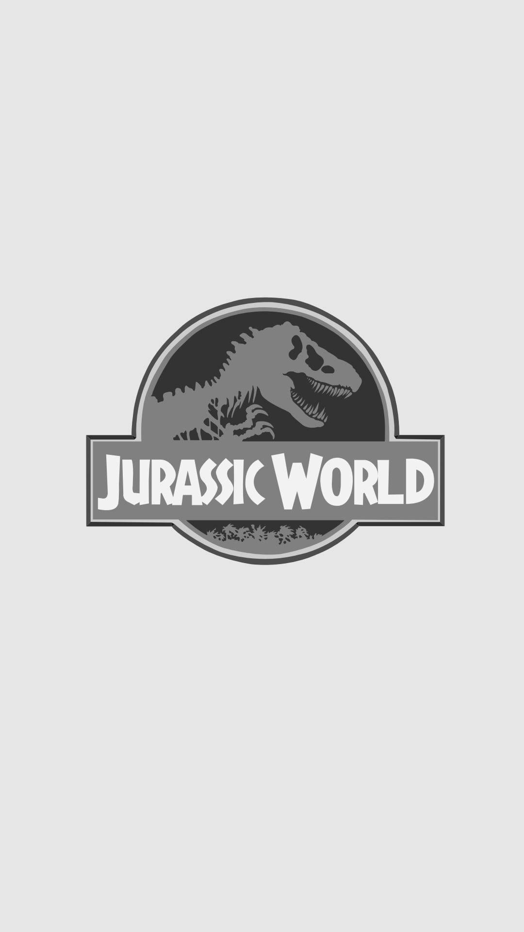 World 桌布 壁紙 — 灰色侏羅紀世界標誌，圓形徽章中有一隻咆哮的暴龍頭部，背景為純淺灰色。