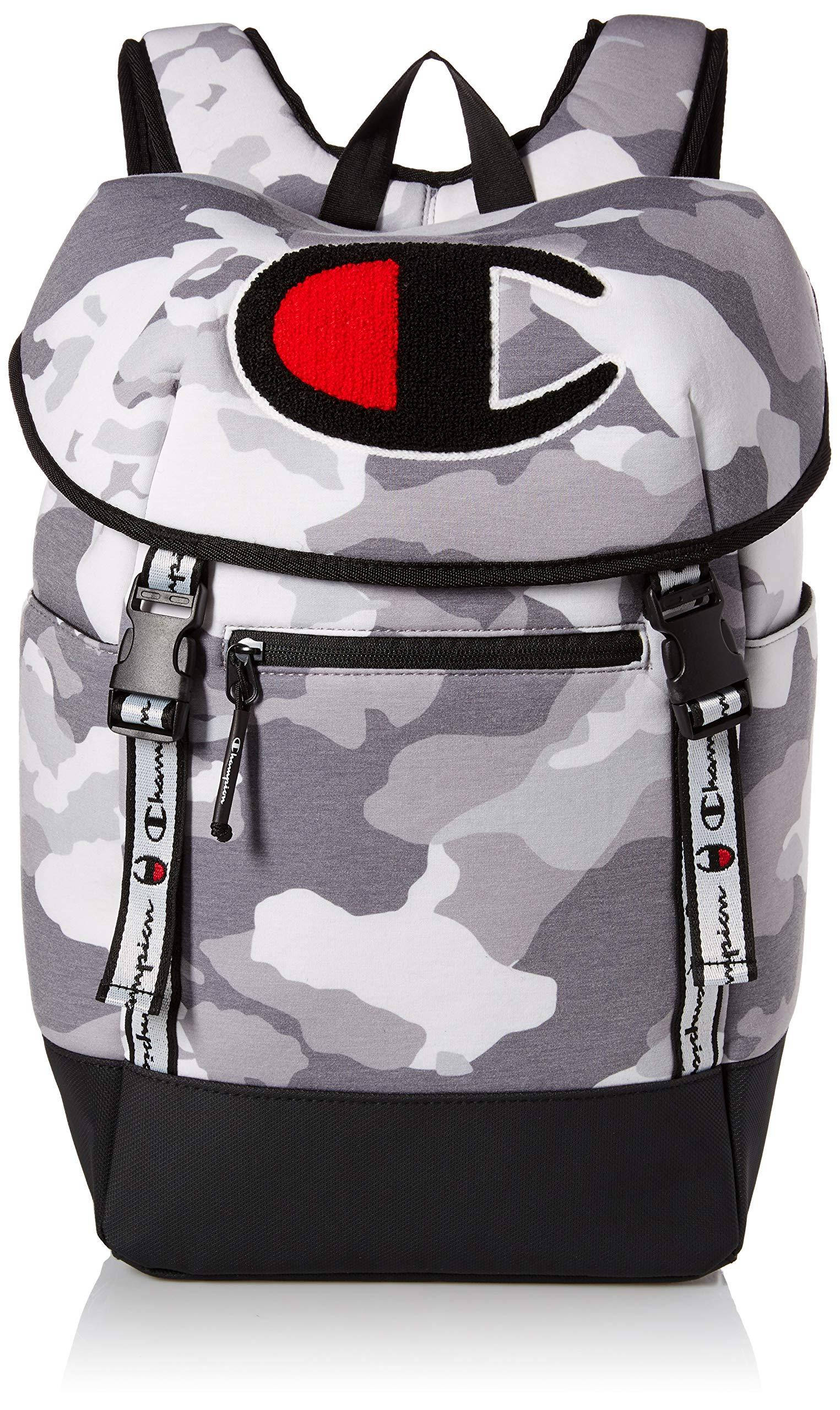Champion 桌布 壁紙 — 灰色和白色迷彩Champion背包，帶有紅黑標誌和黑色飾邊，展示在乾淨的白色背景上。