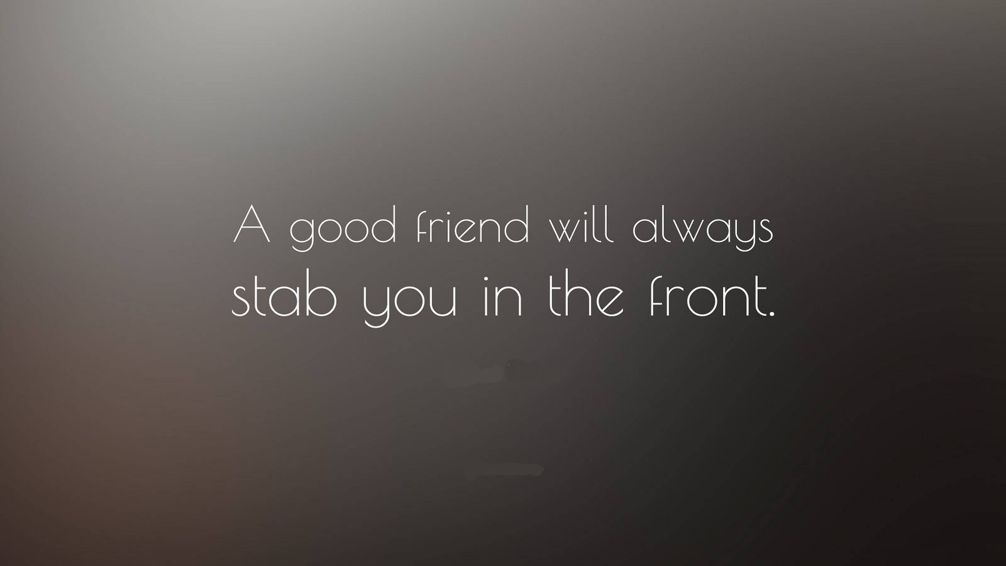 Friendship Quotes 桌布 壁紙 — 灰色漸層背景上的白色文字寫著「一個好朋友總是會從正面捅你一刀。」