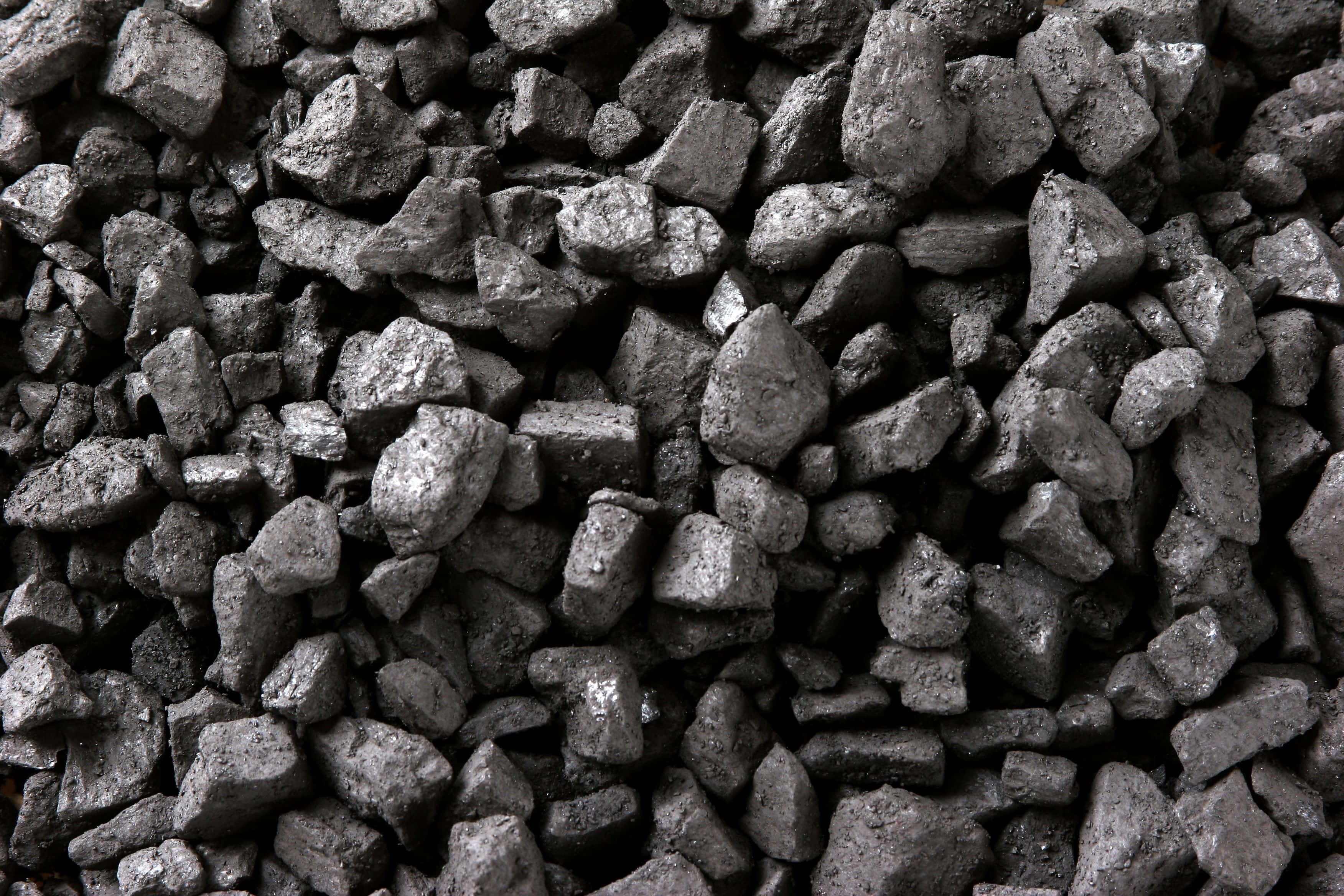 Charcoal 桌布 壁紙 — 灰色粗糙木炭塊的特寫，表面有紋理和細微高光。