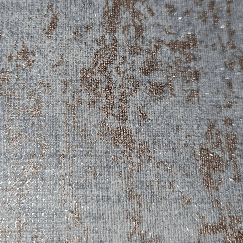 Wall Texture 桌布 壁紙 — 灰色紋理布料特寫，帶有棕色抽象圖案和散落的銀色亮片。