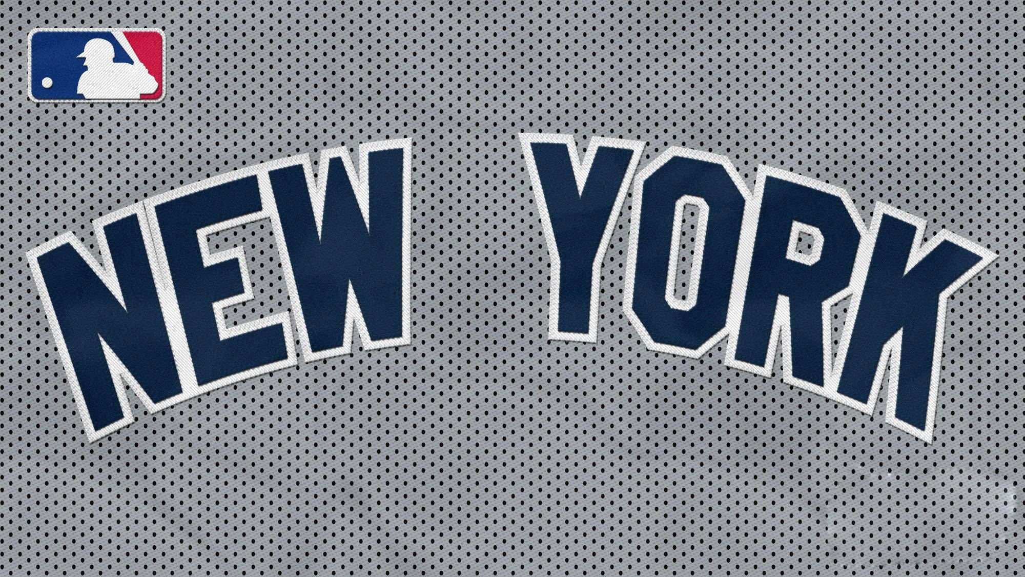 New 桌布 壁紙 — 灰色網眼布上帶有白色輪廓的醒目海軍藍色 'NEW YORK' 文字，左上角有 MLB 標誌。