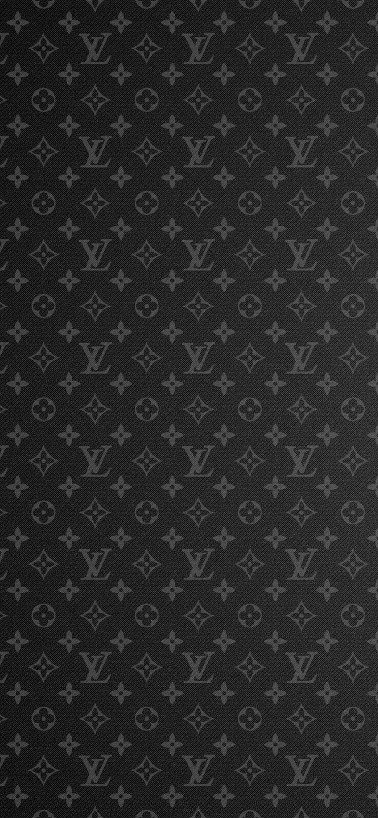 Louis Vuitton Aesthetic 桌布 壁紙 — 灰色路易威登標誌重複字母組合圖案，帶紋理黑色背景。