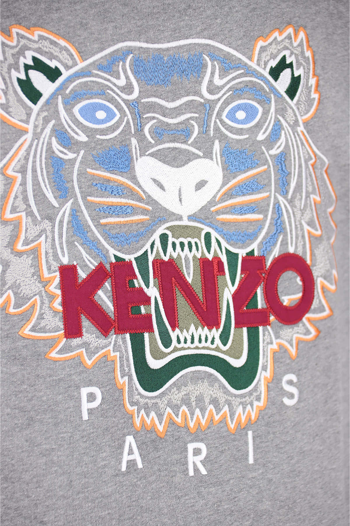 Luxury Brands 桌布 壁紙 — 灰色連帽衫的特寫，特色是帶有藍色眼睛和紅色 'KENZO PARIS' 文字的醒目刺繡虎頭。
