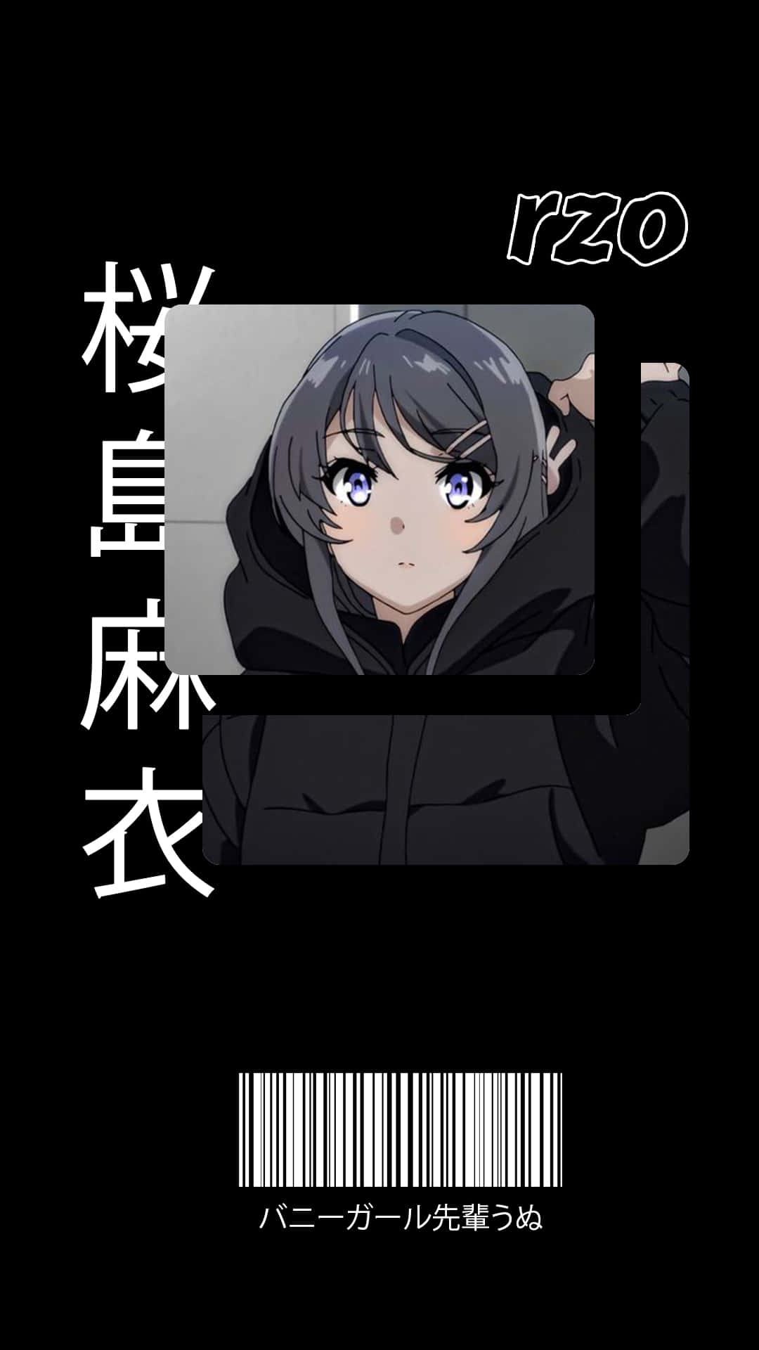 Aesthetic Manga 桌布 壁紙 — 灰色頭髮、紫色眼睛的動漫女孩，身穿黑色連帽衫，在純黑色背景前直視前方，背景上有日文字和條碼。