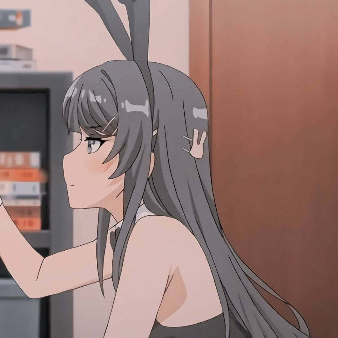 Discord Anime Pfp 桌布 壁紙 — 灰色頭髮和兔耳朵的動漫女孩在舒適的室內環境中靠著牆。
