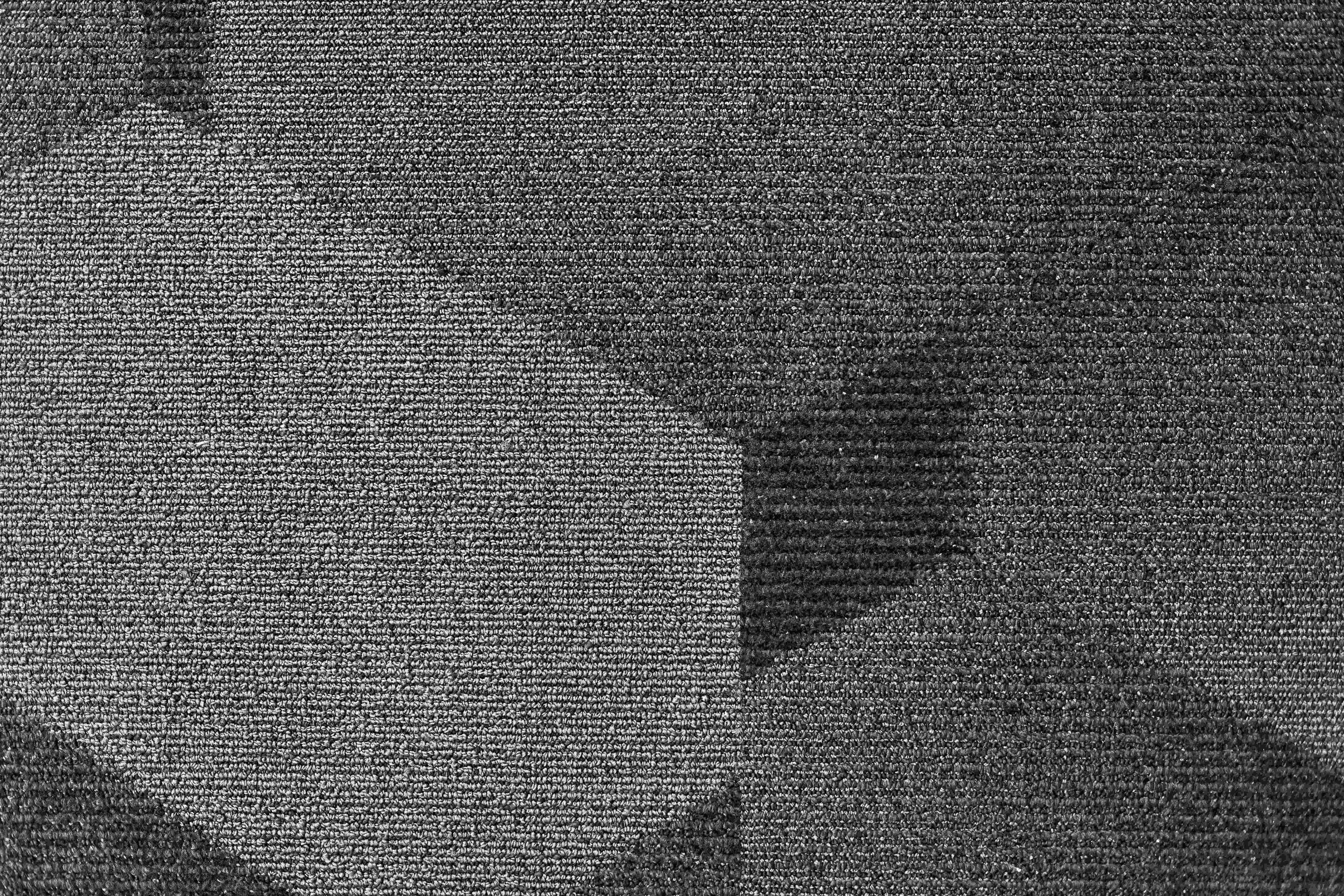Gray Texture 桌布 壁紙 — 灰階抽象幾何形狀從帶有細微色調變化的紋理織物般表面浮現。
