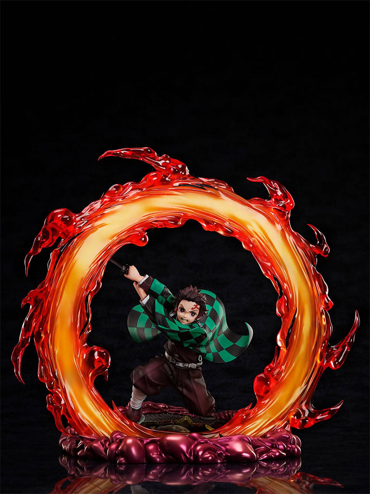 Kagura 桌布 壁紙 — 炭治郎揮舞刀劍的動漫人偶，被發光的紅色火焰環包圍，背景為黑色。