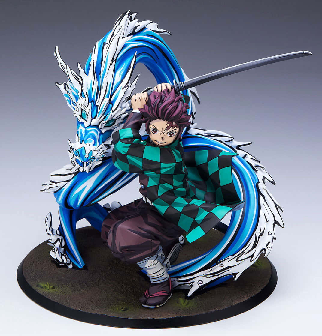 Demon Slayer Corps 桌布 壁紙 — 炭治郎的動漫人偶，揮舞著劍，藍白相間的龍形水靈在他周圍旋轉。