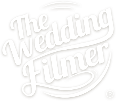 標誌 桌布 壁紙 — 為 The Wedding Filmer 設計的優雅白色草書標誌，帶有棕色輪廓，黑色背景。