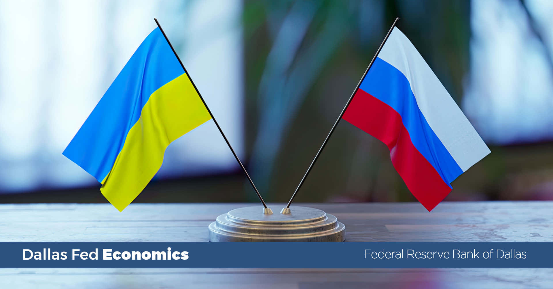 Ukraine 桌布 壁紙 — 烏克蘭和俄羅斯的兩面小旗並排立在金屬底座上，背景模糊。