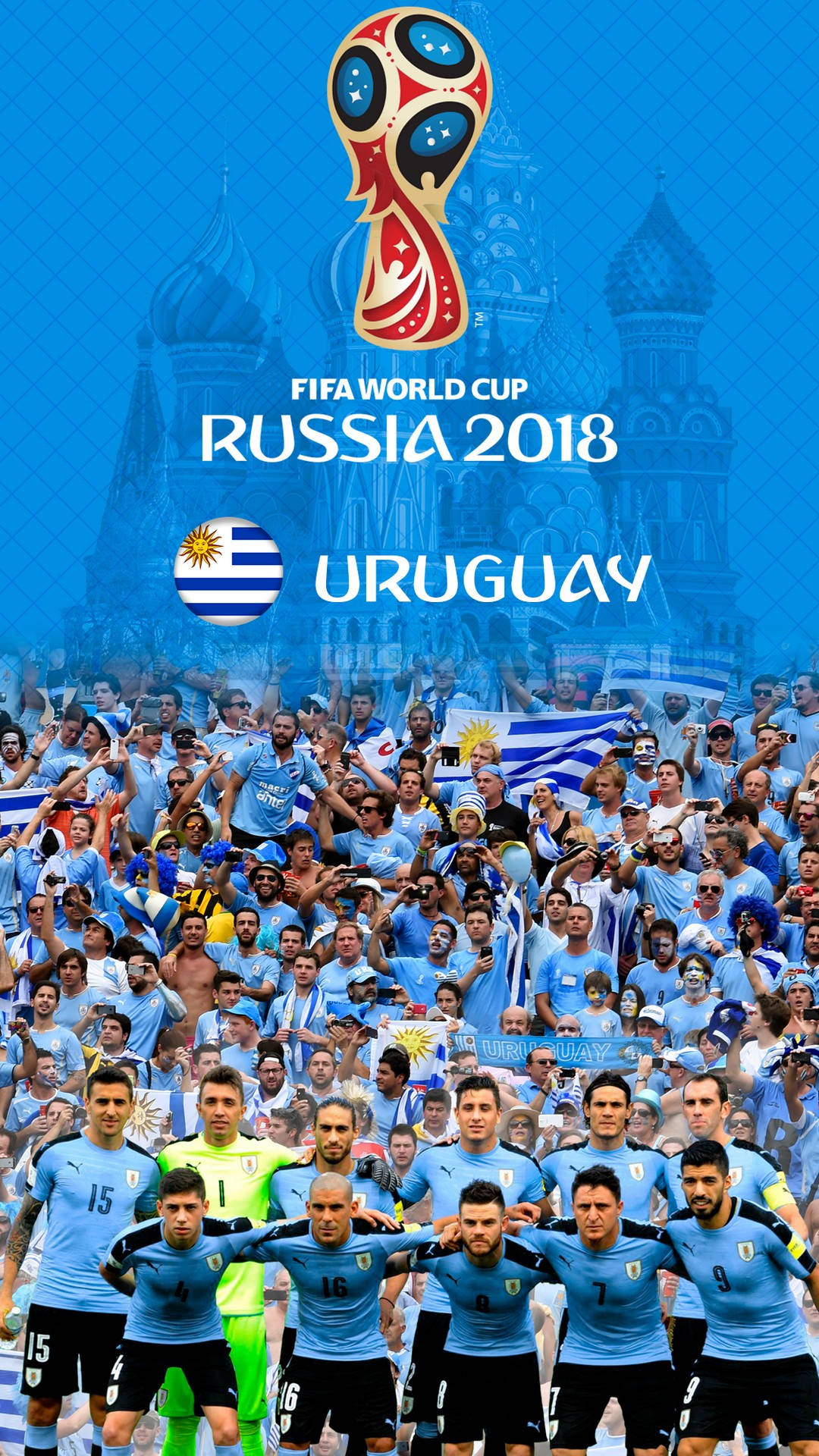Uruguay 桌布 壁紙 — 烏拉圭國家足球隊在揮舞旗幟的歡呼球迷面前自豪地擺姿勢，背景是聖巴西爾大教堂和2018年世界盃標誌。
