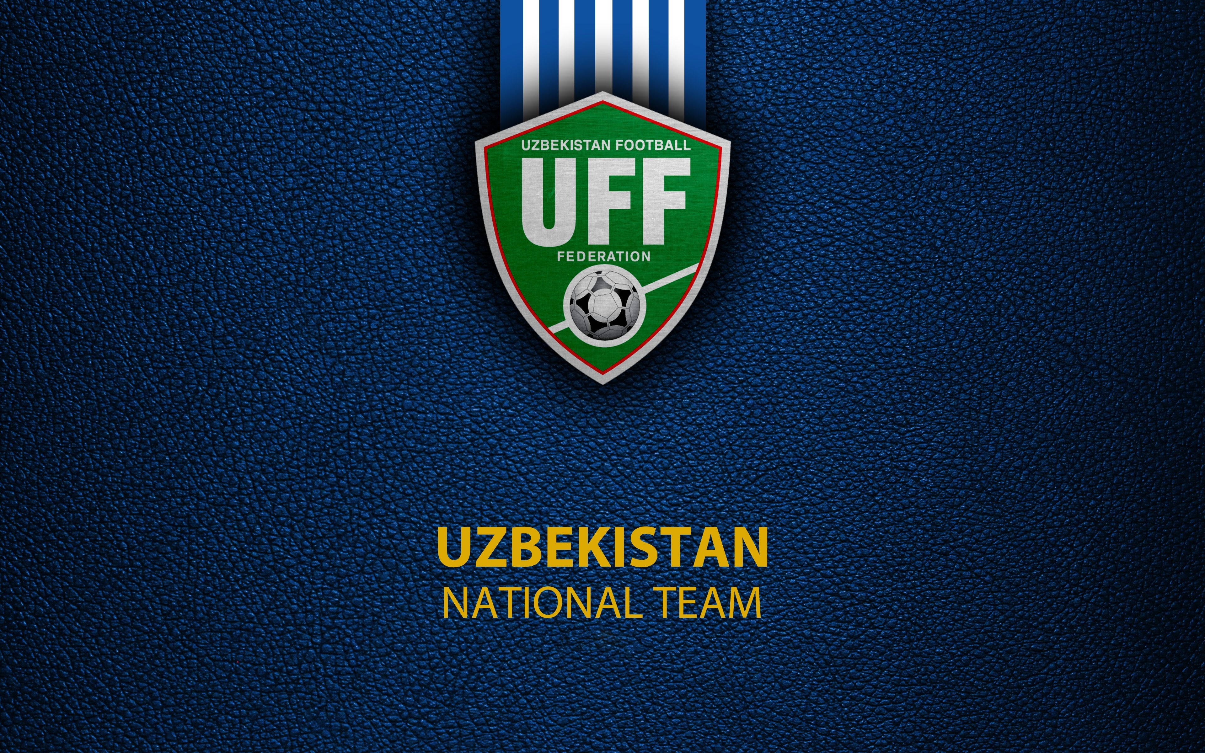 Uzbekistan 桌布 壁紙 — 烏茲別克國家足球隊標誌，位於帶有紋理的藍色皮革背景上，配有金色文字。