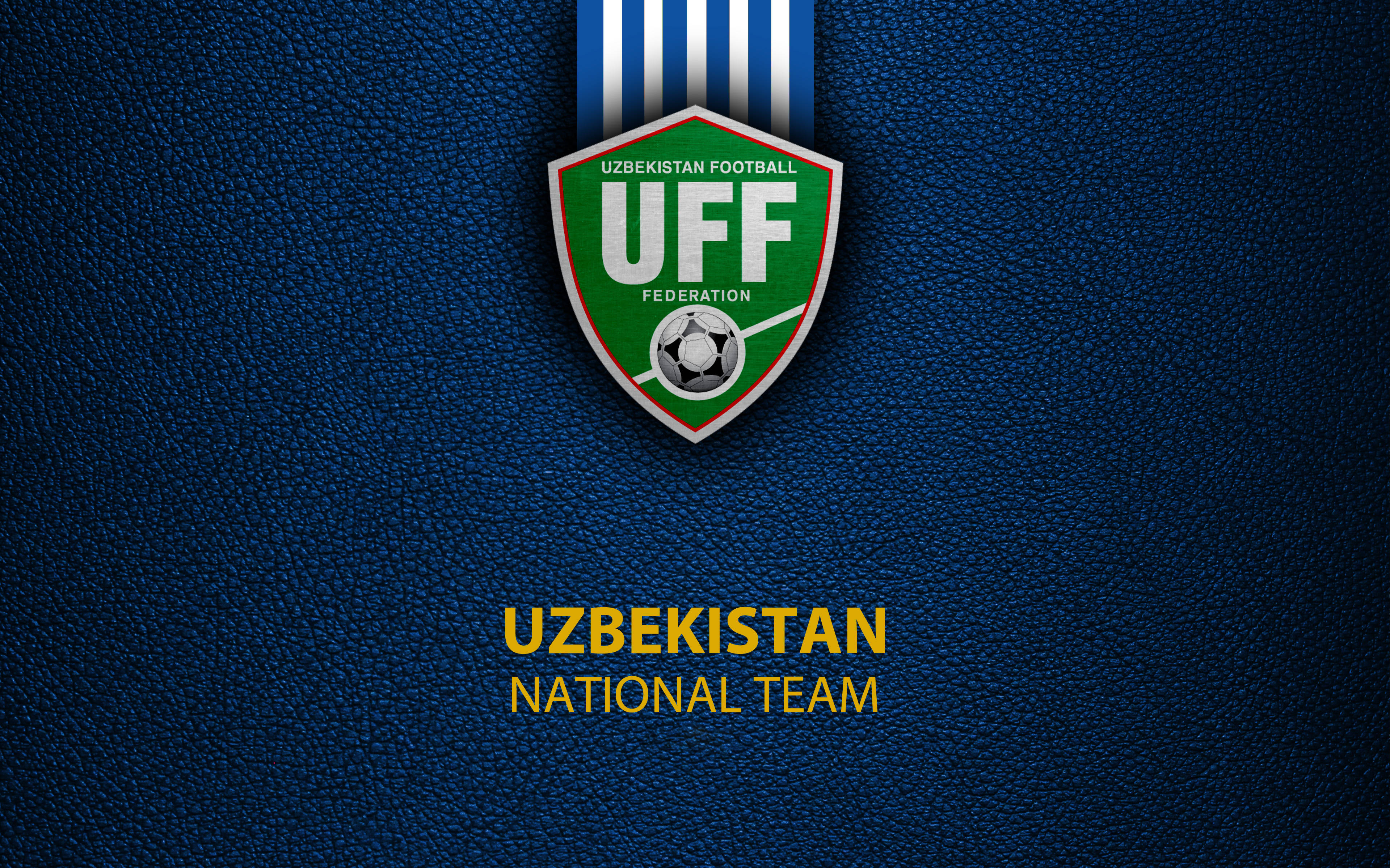 Uzbekistan 桌布 壁紙 — 烏茲別克國家足球隊標誌，背景為帶紋理的藍色皮革，配以金色文字。
