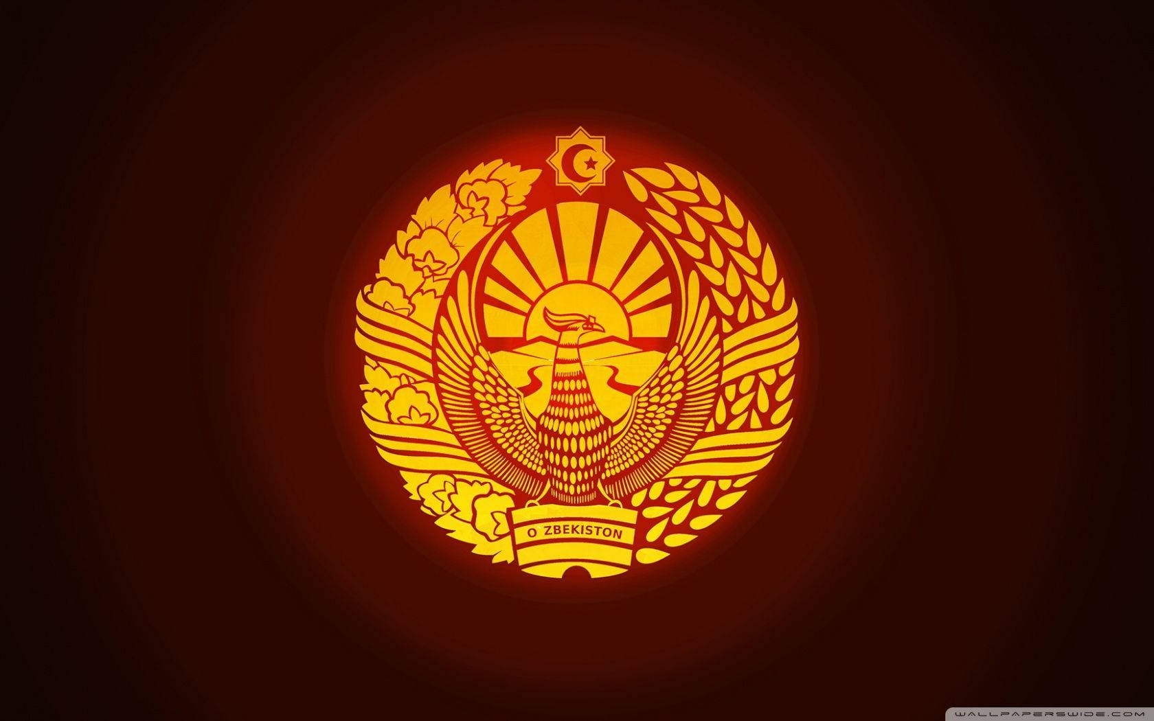 Uzbekistan 桌布 壁紙 — 烏茲別克斯坦的金色發光國徽，帶有太陽光芒和翅膀，在深紅色漸變背景上閃耀。