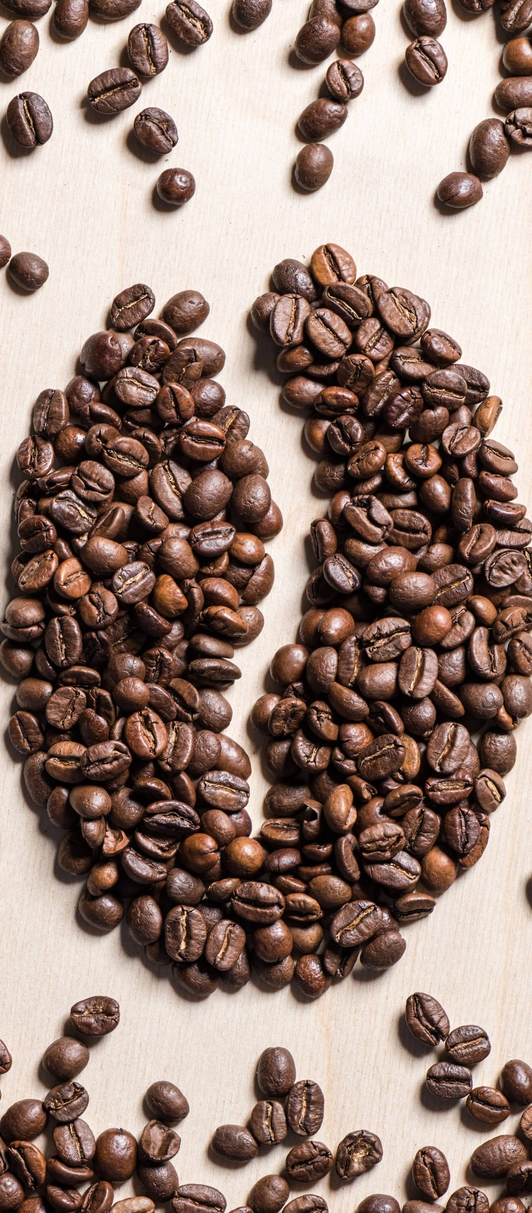 beans 桌布 壁紙 — 烘焙咖啡豆在淺色木質表面上巧妙地排列成心形。