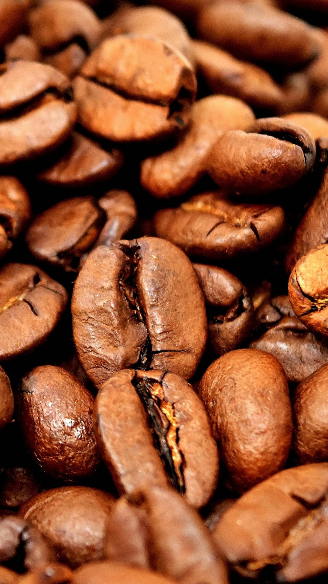 beans 桌布 壁紙 — 烘焙咖啡豆的特寫，帶有豐富的棕色色調和可見的裂紋。