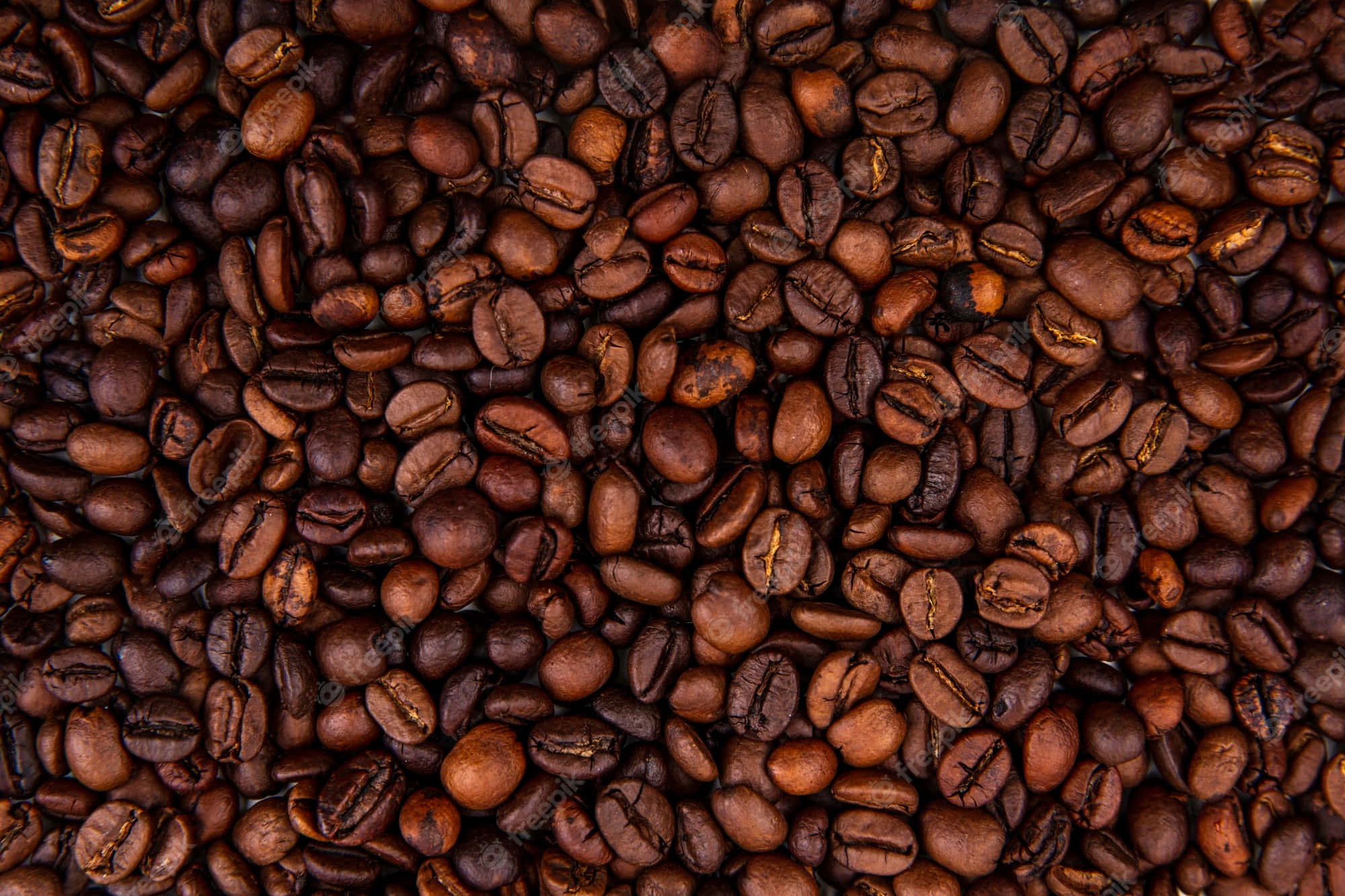 Coffee Beans 桌布 壁紙 — 烘焙咖啡豆的特寫，帶有豐富的棕色色調和紋理裂紋。