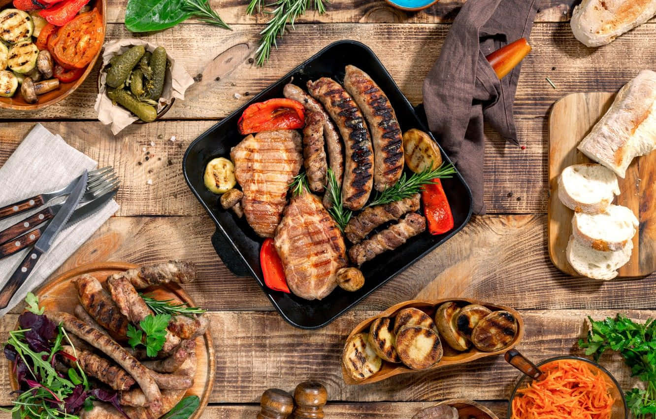 Bbq 桌布 壁紙 — 烤肉腸和蔬菜在質樸的木桌上滋滋作響，搭配新鮮香草和切片麵包。