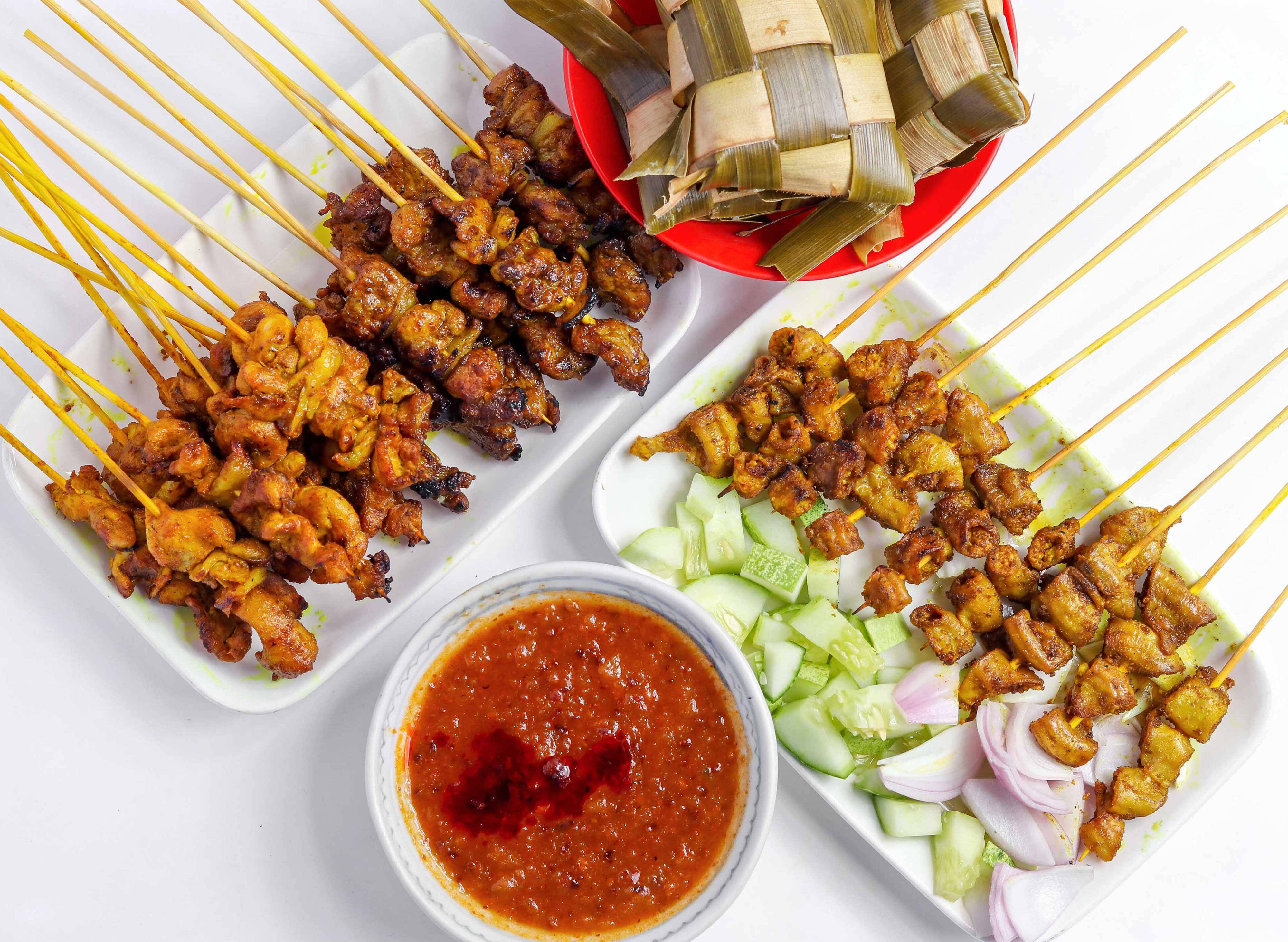 Delicious Food 桌布 壁紙 — 烤雞沙爹串配青瓜洋蔥片和辣花生醬，盛在白盤上。