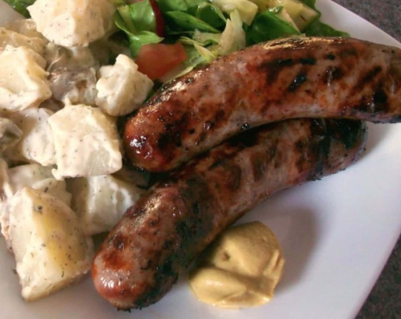Sausage 桌布 壁紙 — 烤香腸配馬鈴薯沙拉和芥末，放在白色盤子上。