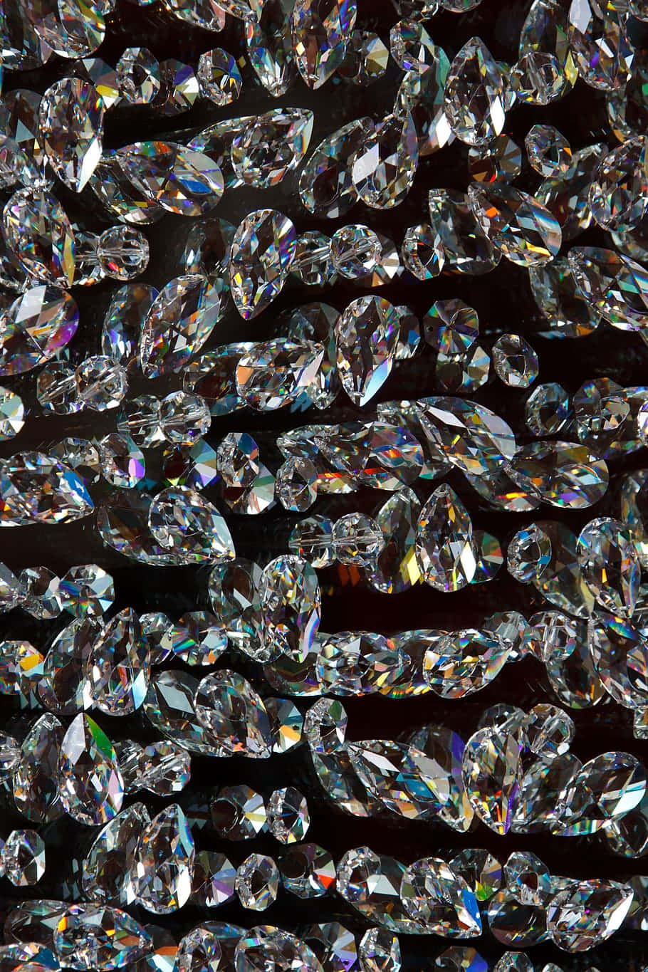 Gemstone 桌布 壁紙 — 無數切割鑽石在深色背景上閃爍著彩虹色調的耀眼特寫。