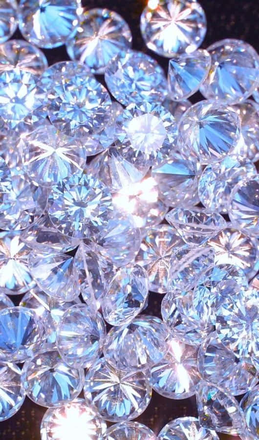 Diamond Aesthetic 桌布 壁紙 — 無數明亮式切割鑽石在強烈光線反射下閃閃發光的耀眼特寫。