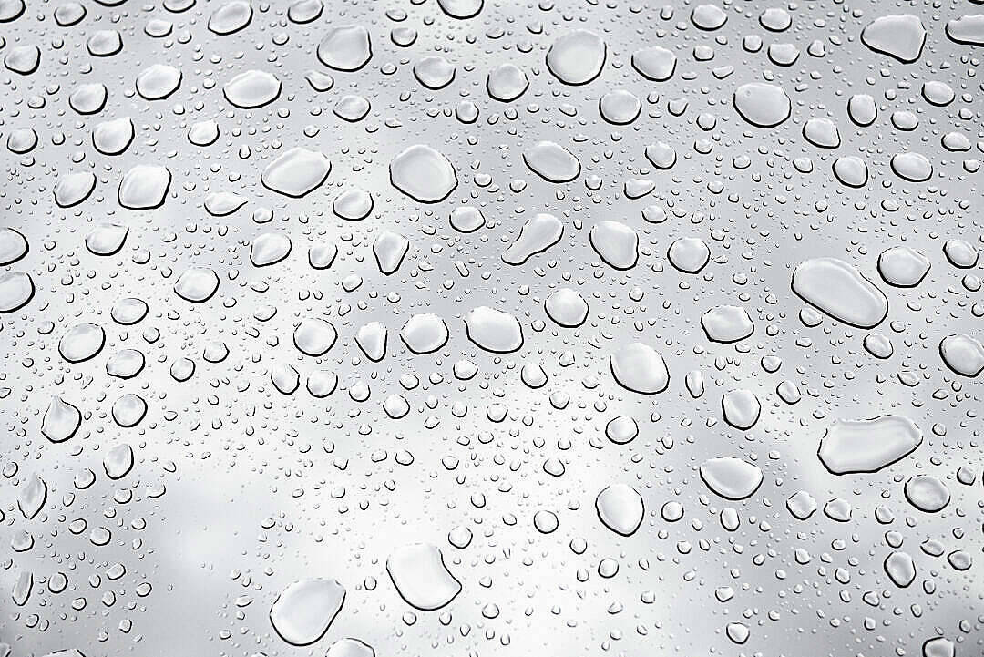 Droplets 桌布 壁紙 — 無數閃亮的水珠依附在光滑反射表面上的特寫，光線柔和擴散。