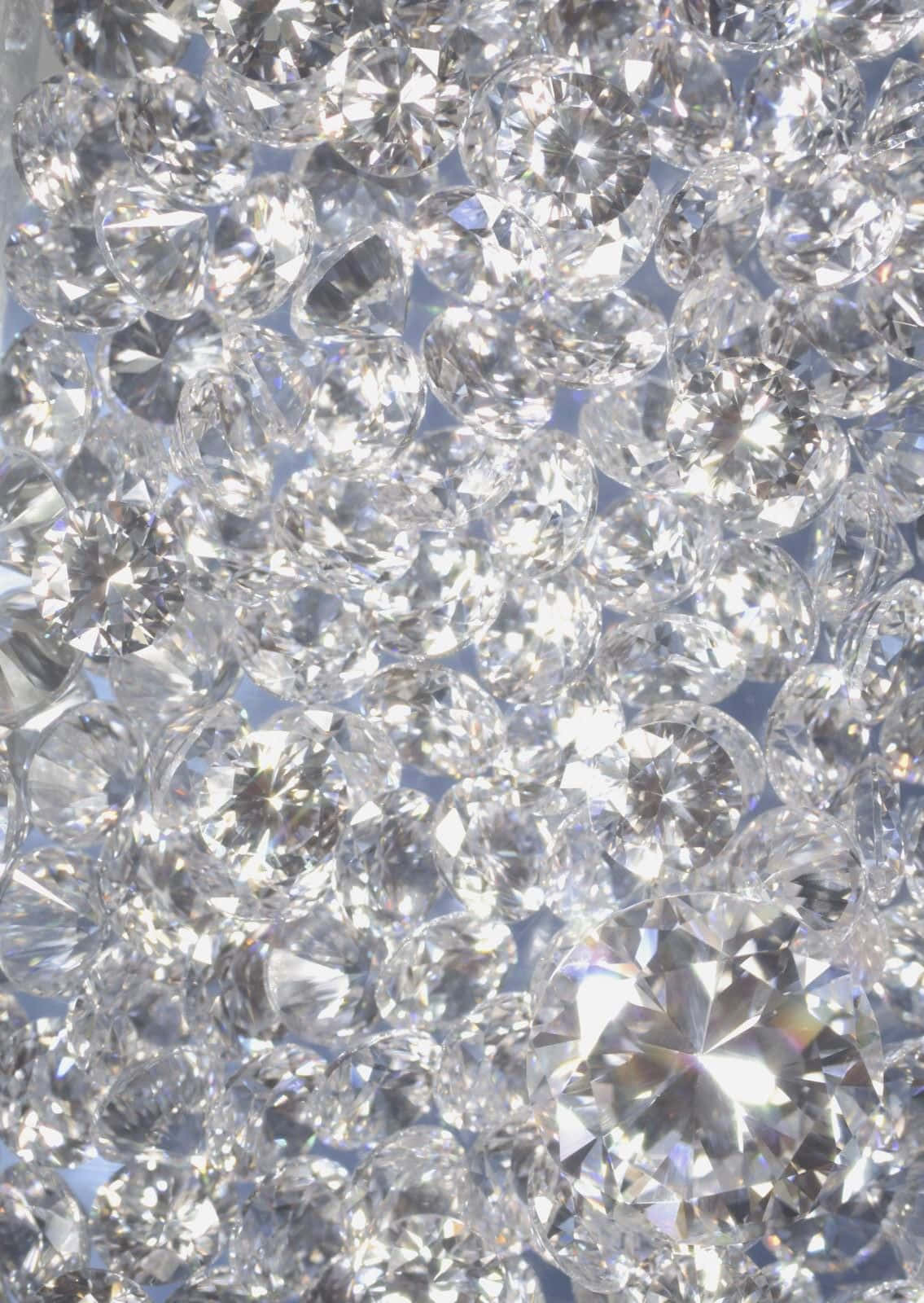 Diamond Aesthetic 桌布 壁紙 — 無數閃爍鑽石的耀眼特寫，捕捉光線，展現璀璨切面和冰冷清澈。