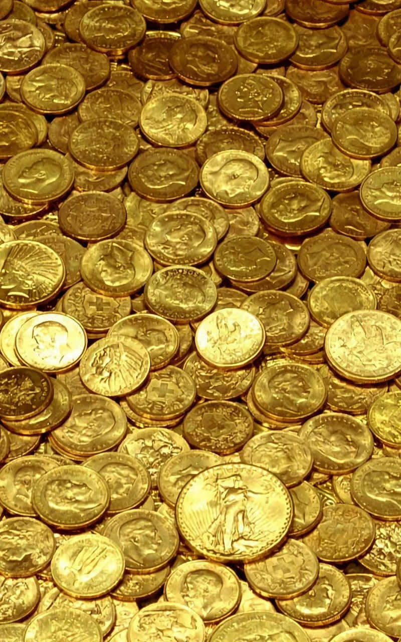Money 桌布 壁紙 — 無數閃閃發光的金幣堆疊在一起，反射出溫暖的光芒，帶有精細雕刻的令人眼花撩亂的特寫。