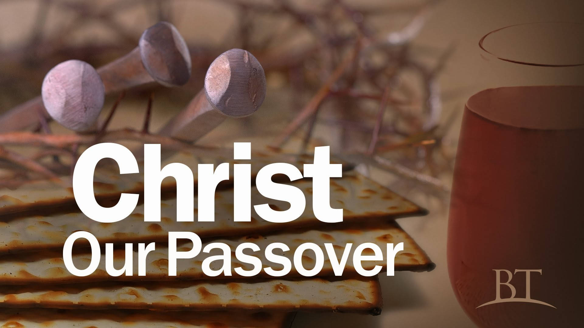 Passover 桌布 壁紙 — 無酵餅和酒杯的特寫，帶有木製阿菲科曼碎片和文字疊加，寫著「基督我們的逾越節」。