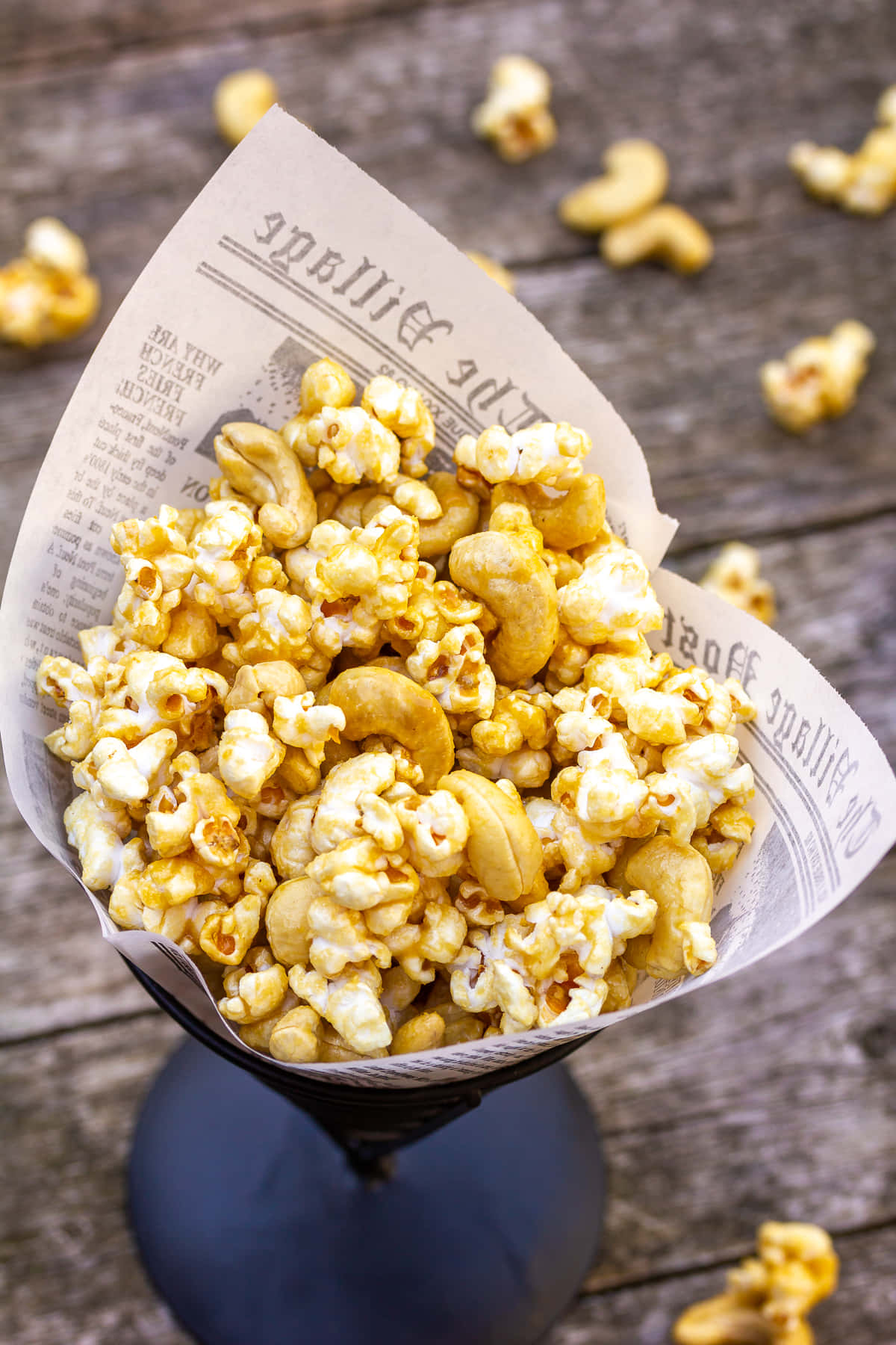 Popcorn 桌布 壁紙 — 焦糖爆米花和腰果放在鋪有報紙的杯子裡，置於鄉村風木桌上。