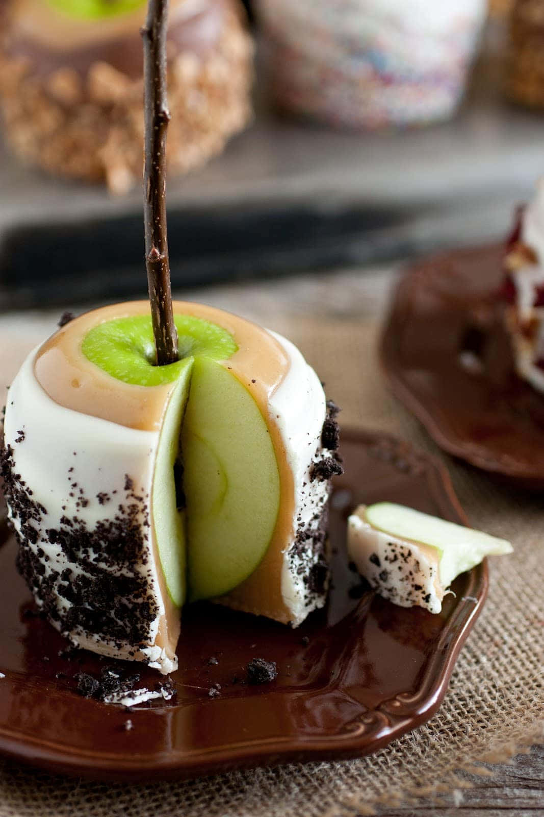 Caramel Apples 桌布 壁紙 — 焦糖蘋果甜點切半，露出青蘋果內部，塗上白巧克力和壓碎餅乾。