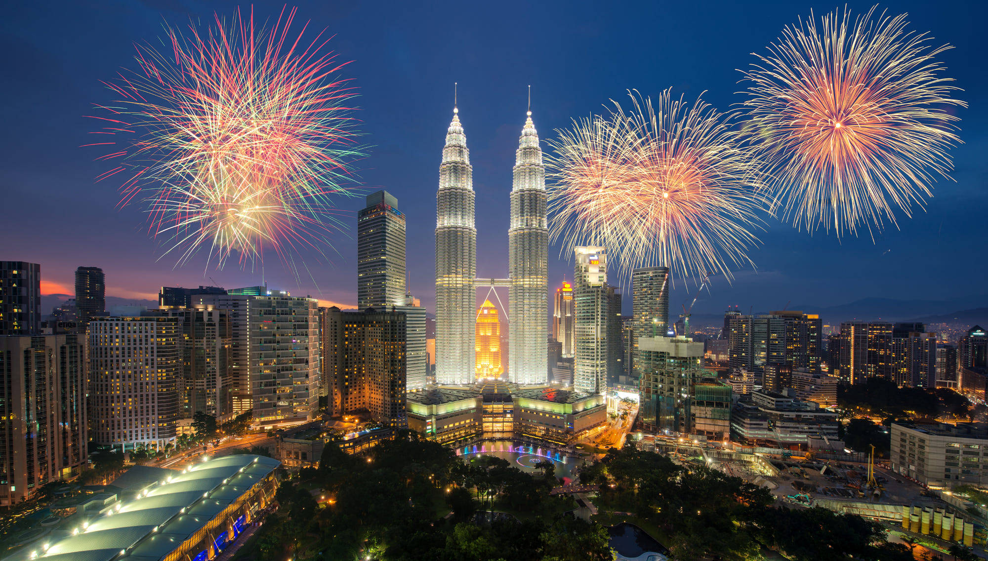 Malaysia 桌布 壁紙 — 煙火在吉隆坡標誌性的雙子星塔上空綻放，映襯著暮色天空。