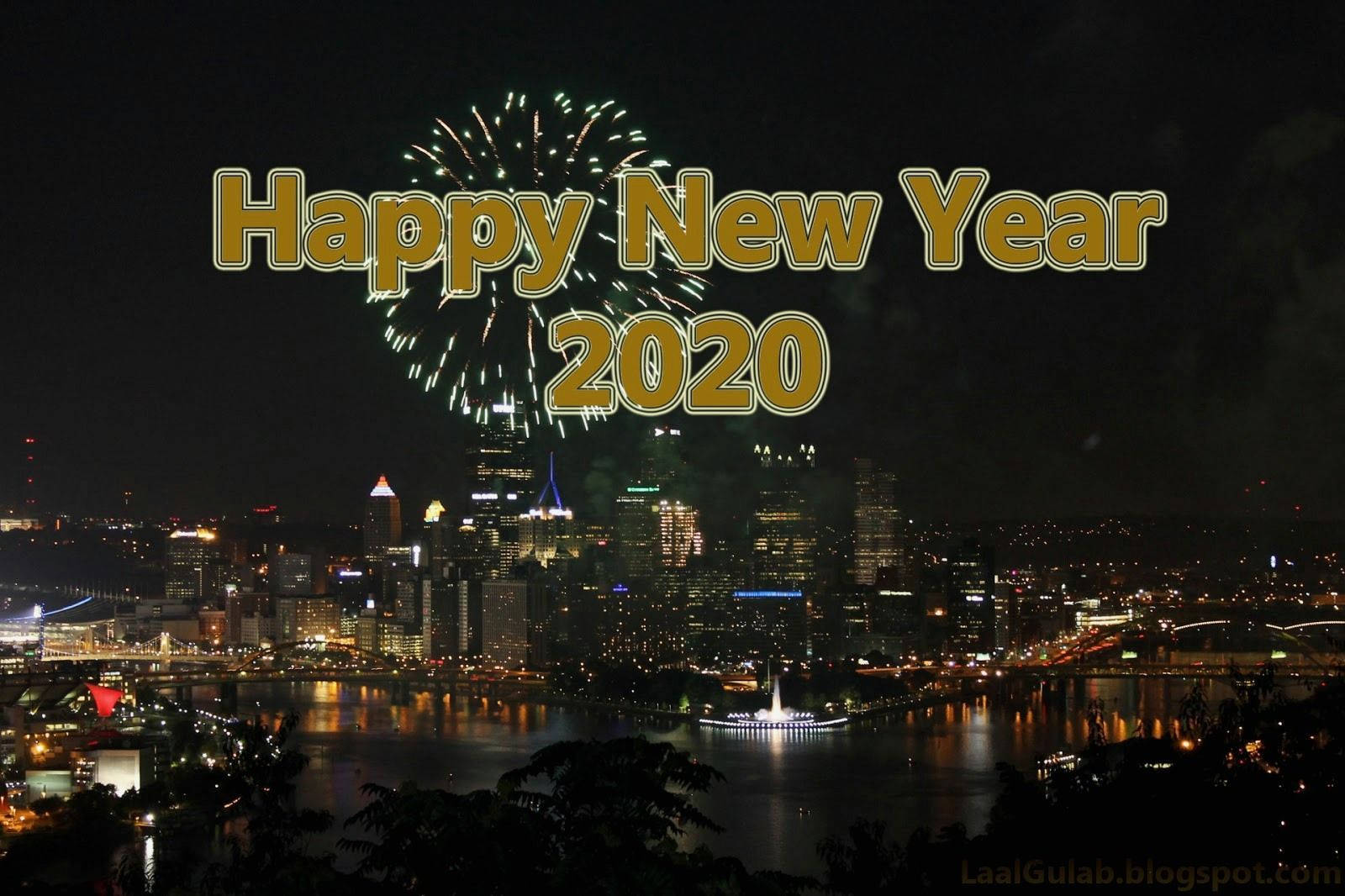 New 桌布 壁紙 — 煙火在夜晚閃爍的城市天際線上爆炸，上方有「Happy New Year 2020」字樣發光。
