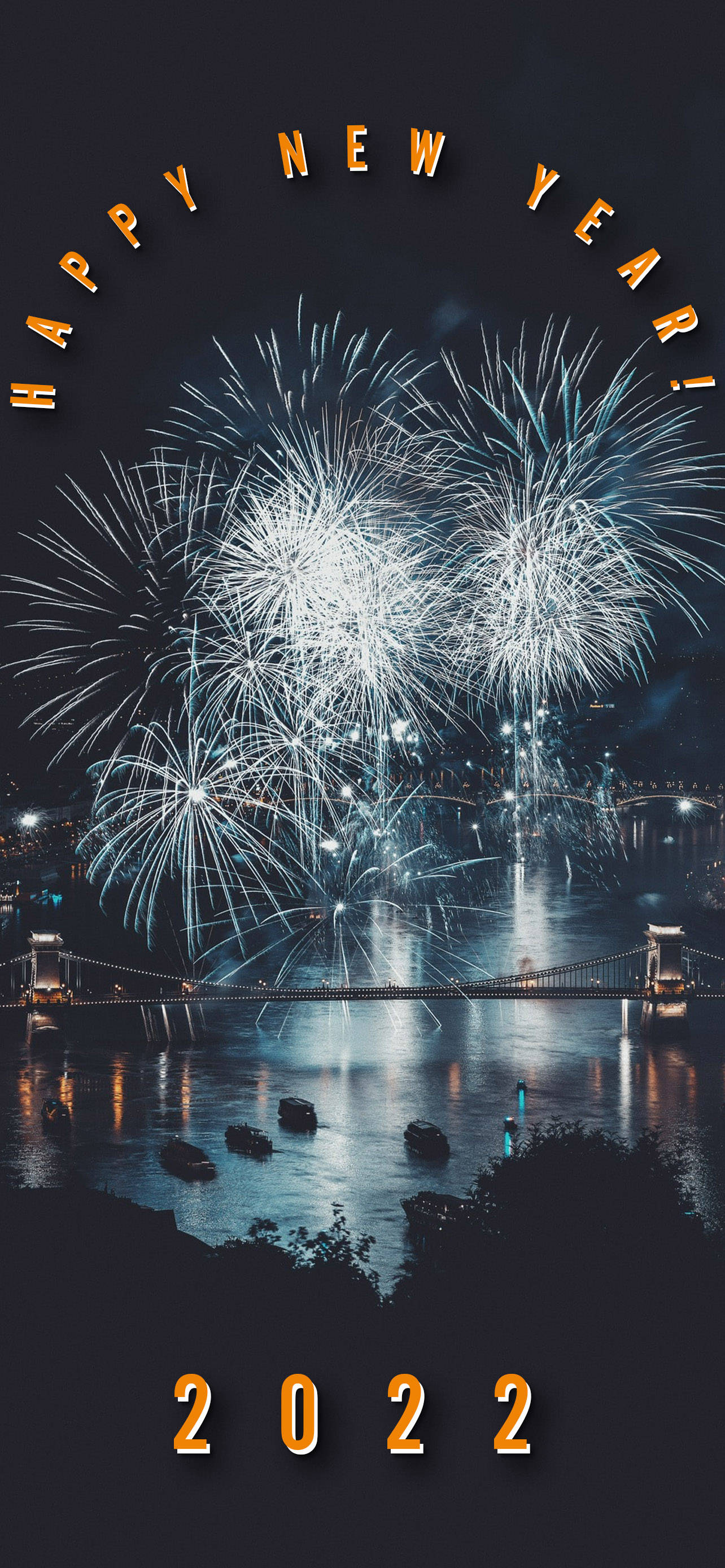 Happy New Year 2022 桌布 壁紙 — 煙火在夜間城市天際線上爆炸，在水面上反射，帶有「Happy New Year 2022」文字。