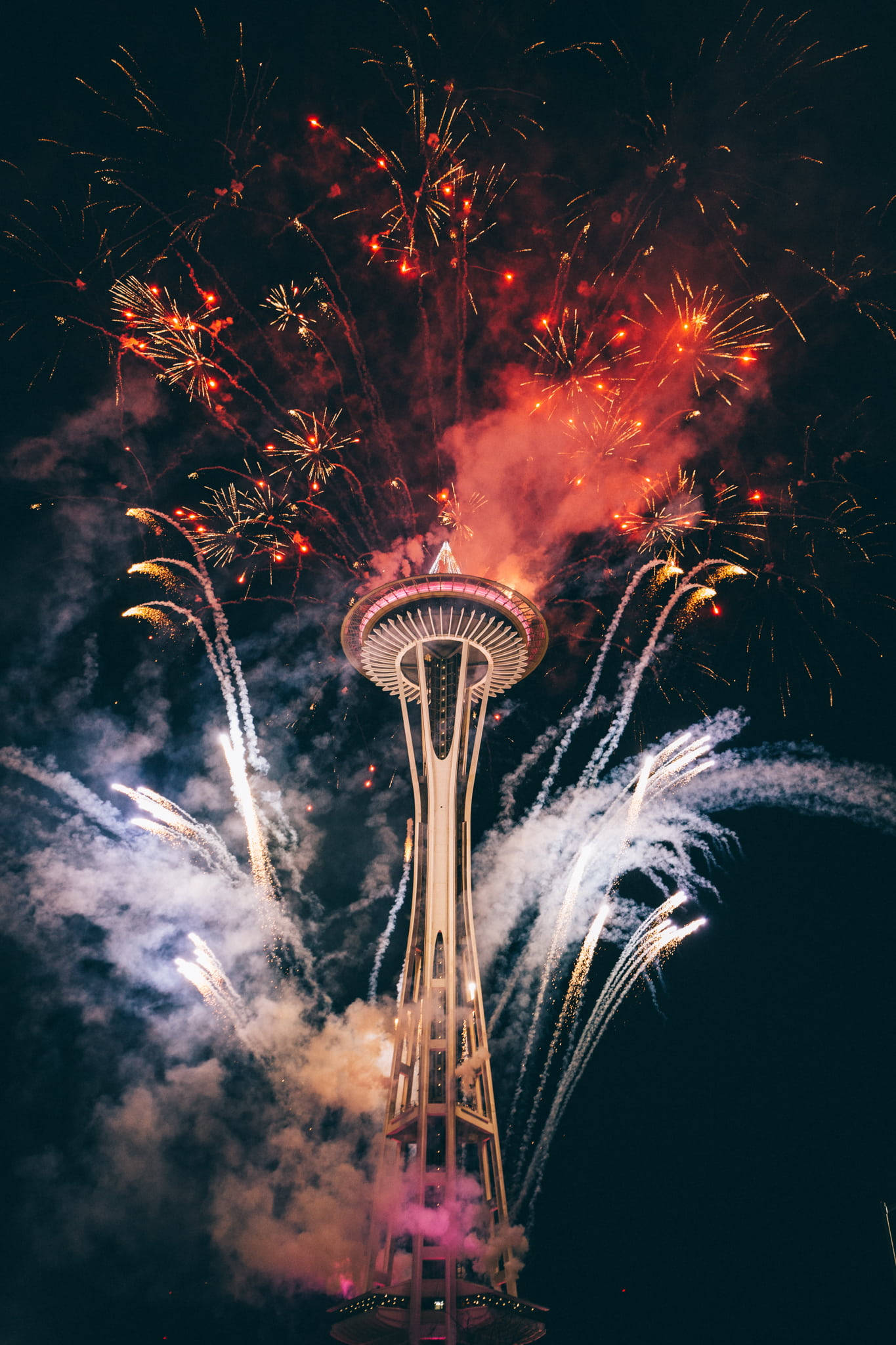 Space Needle 桌布 壁紙 — 煙火在標誌性的太空針塔周圍以鮮豔的紅色和白色綻放。