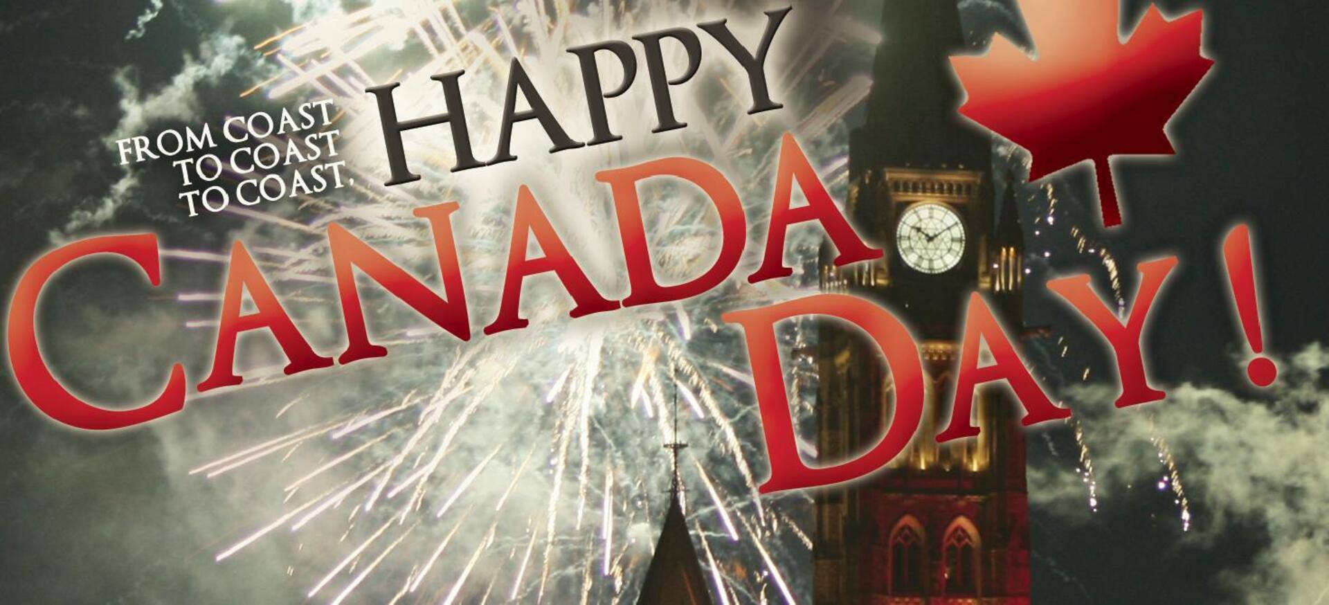 Canada Day 桌布 壁紙 — 煙火在鐘樓和教堂尖頂上空爆炸，黑暗的天空下，粗體紅色文字宣告著「Happy Canada Day」。