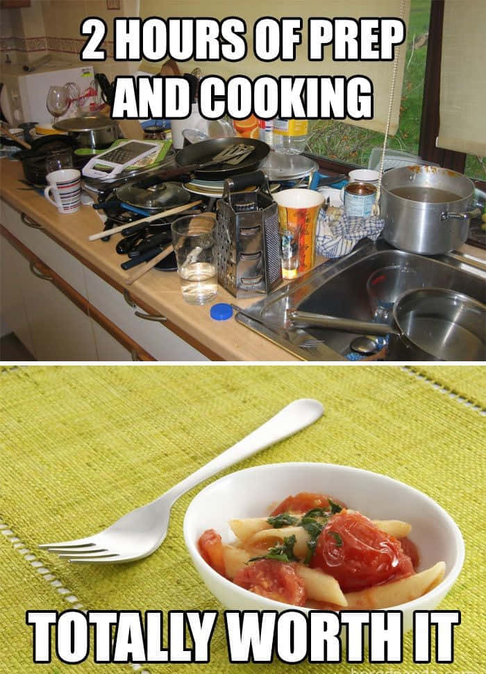 Food Memes 桌布 壁紙 — 煮食兩小時後凌亂的廚房檯面，與綠色餐墊上簡單的一碗義大利麵和番茄形成對比。