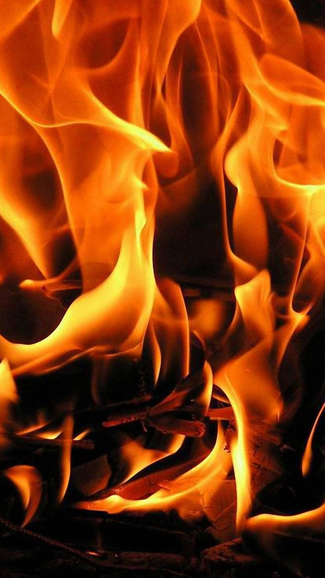 iPhone Fire 桌布 壁紙 — 熊熊烈火中，舞動的橙色和黃色火焰吞噬深色燒焦木頭的鮮明特寫。