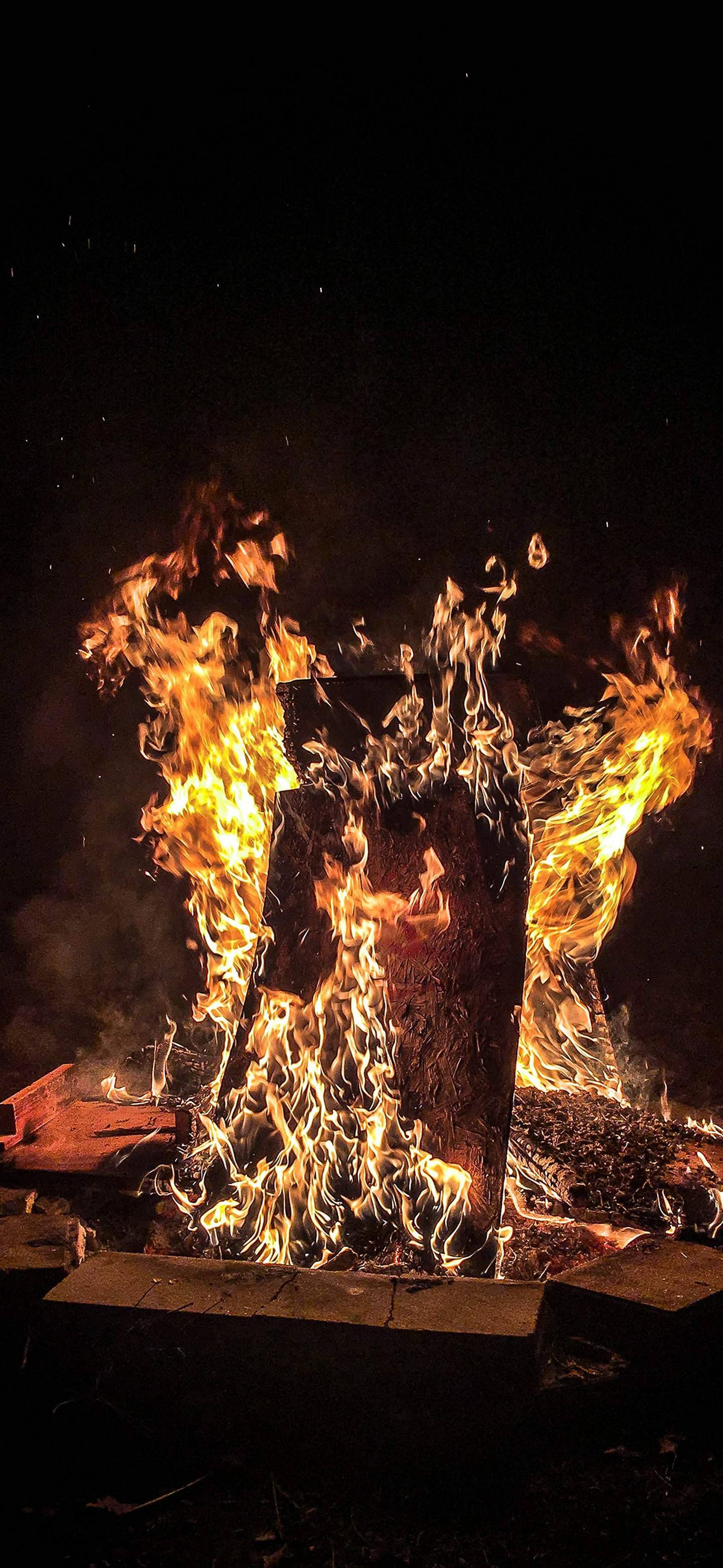 火焰動畫 桌布 壁紙 — 熊熊營火在夜晚明亮燃燒，在繁星點點的黑夜中投射出舞動的橙色火焰。
